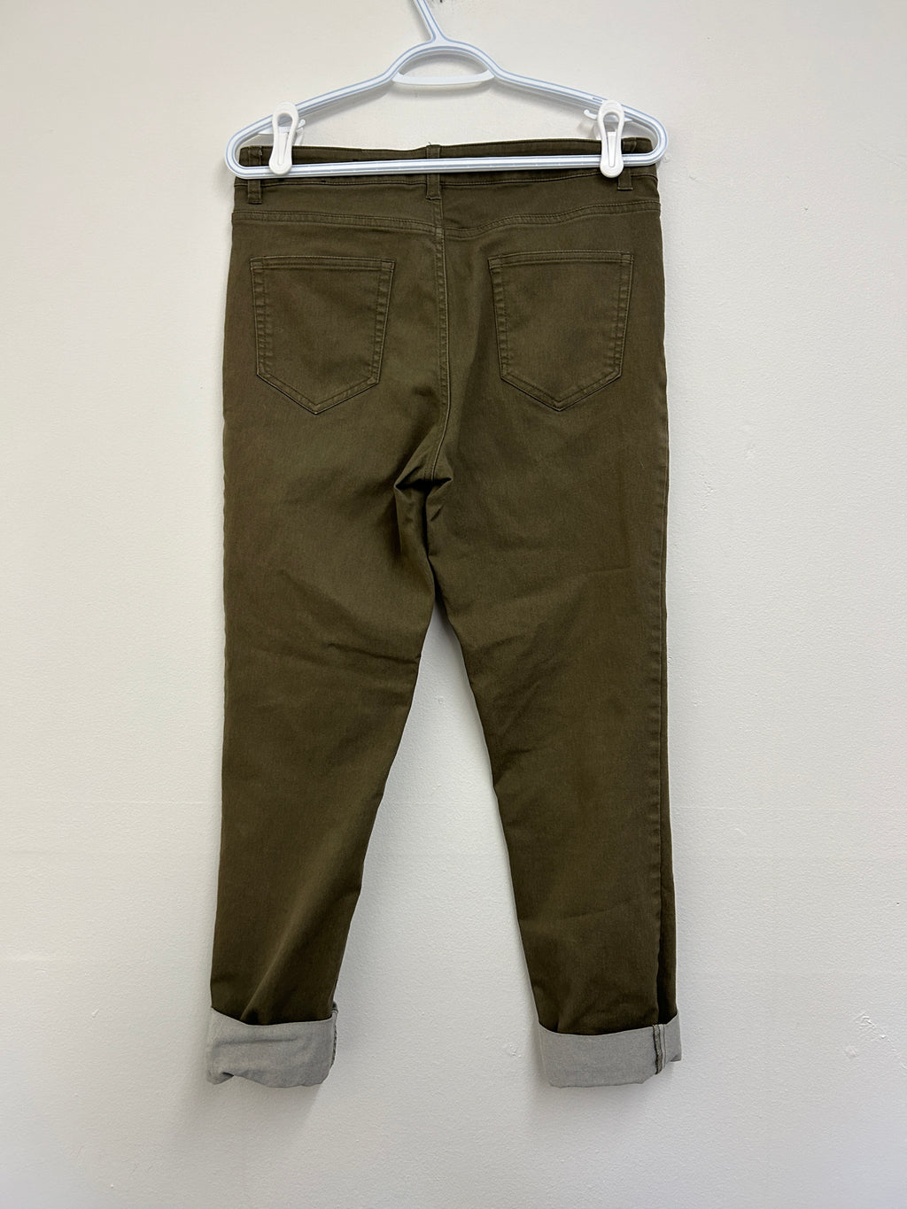 Pantalon kaki ajusté à revers — Djab par Simons