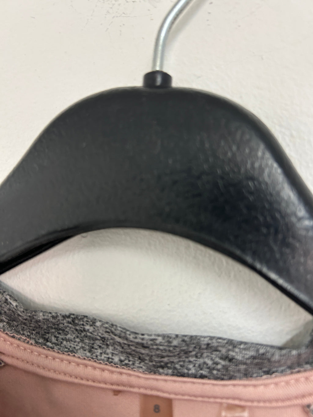 Chandail rose et gris à nœud