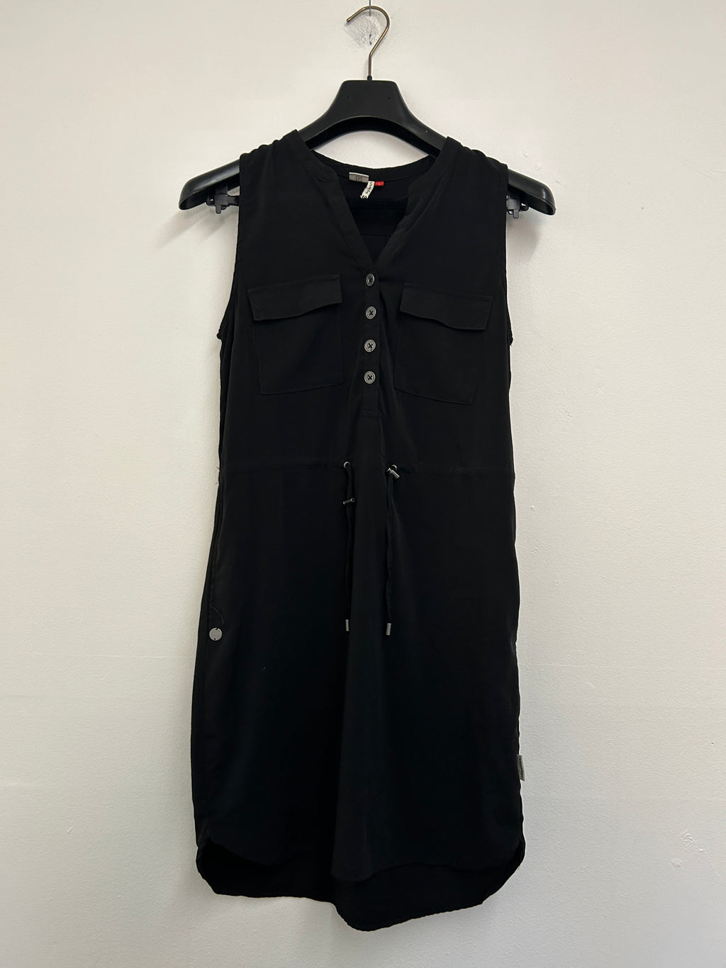 Robe noire sans manches à boutons — Magwear