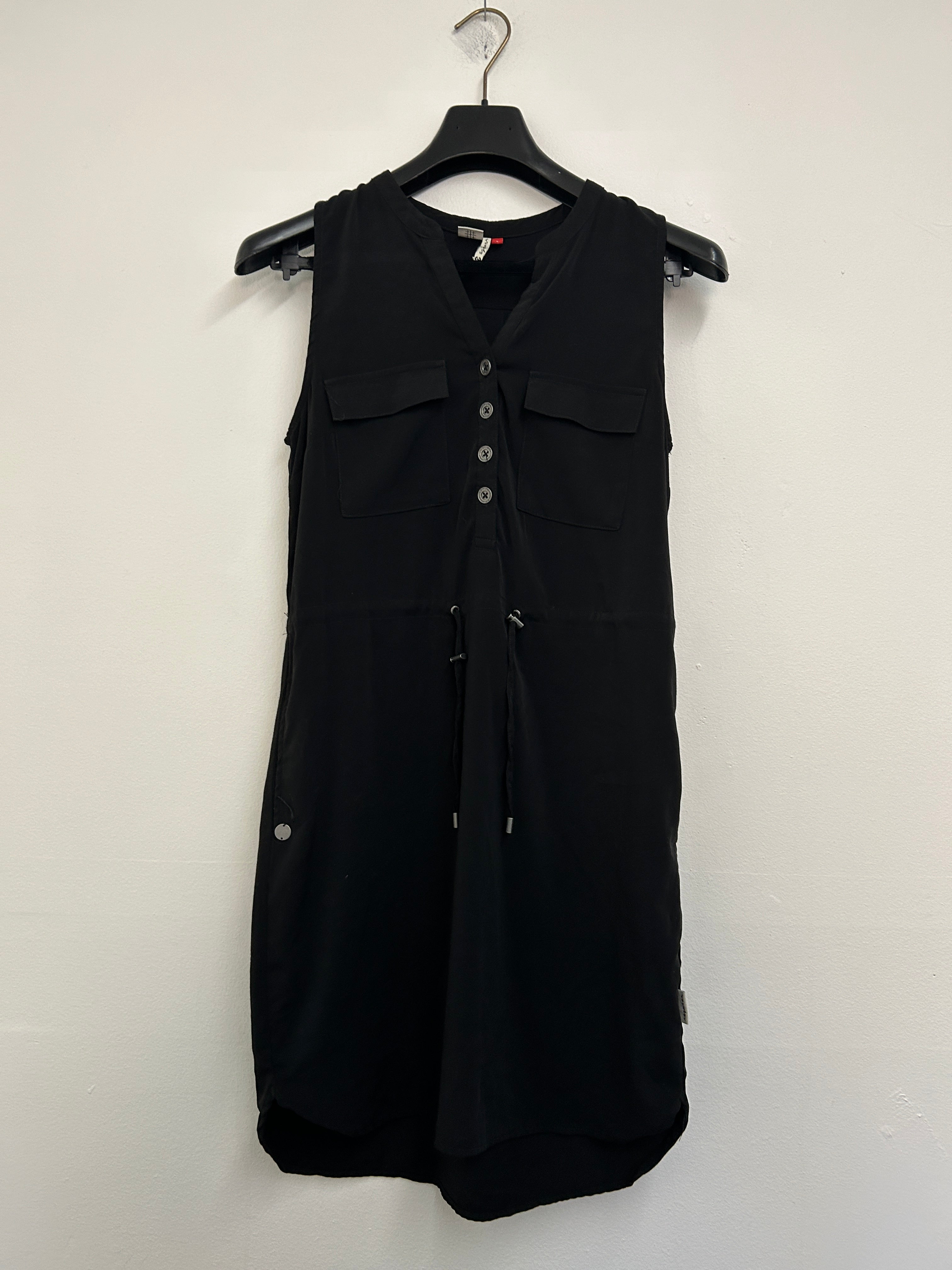 Robe noire sans manches à boutons — Magwear