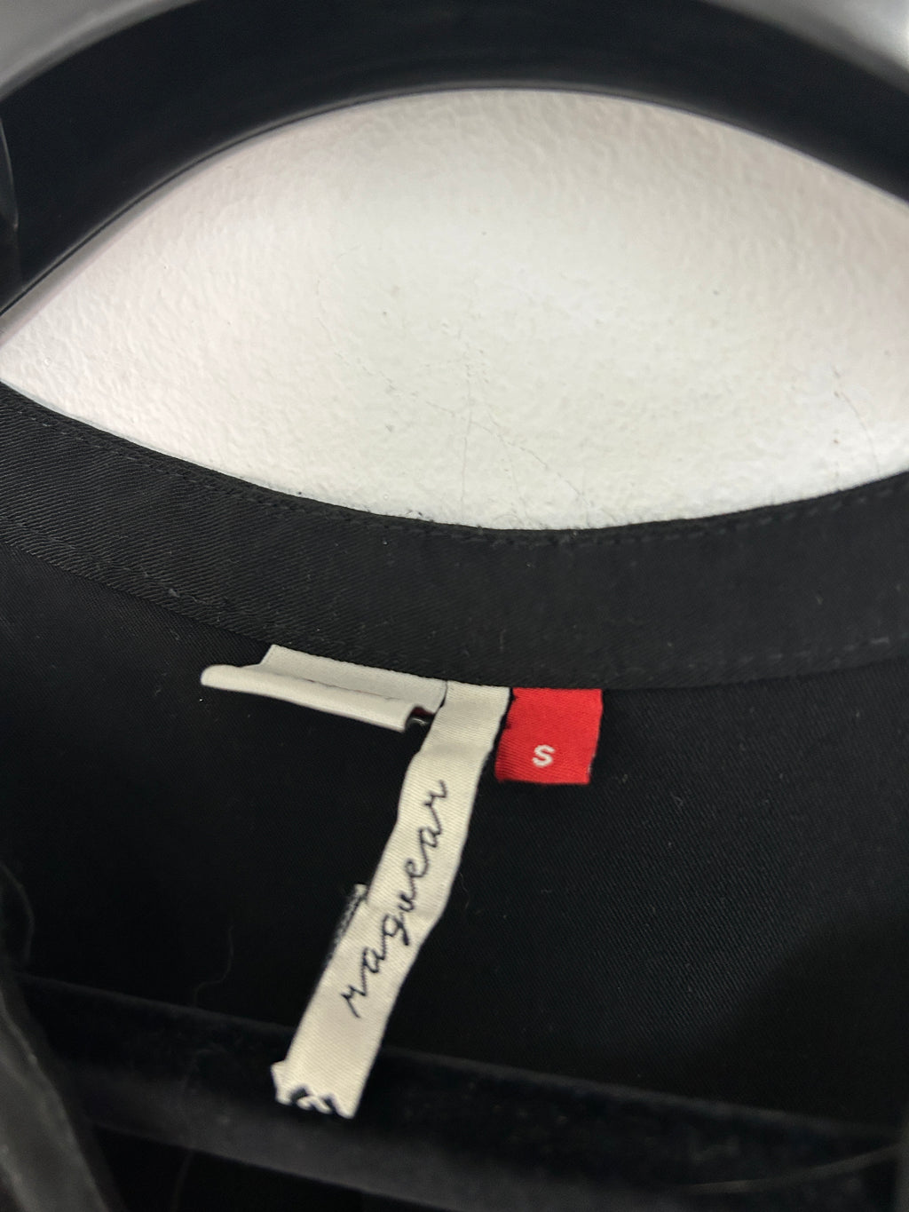 Robe noire sans manches à boutons — Magwear