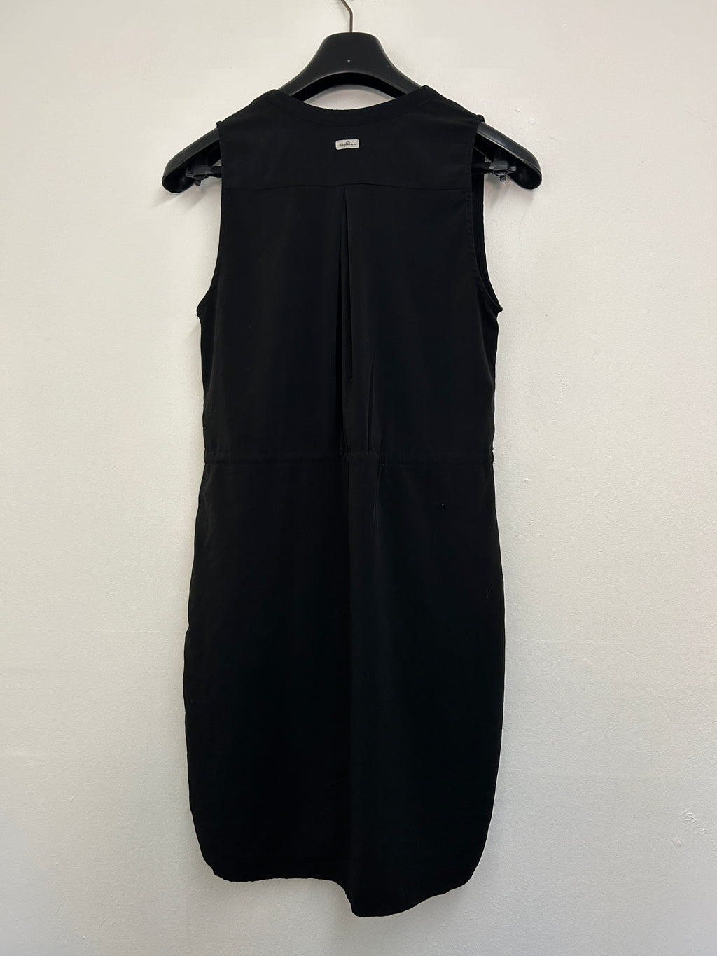 Robe noire sans manches à boutons — Magwear