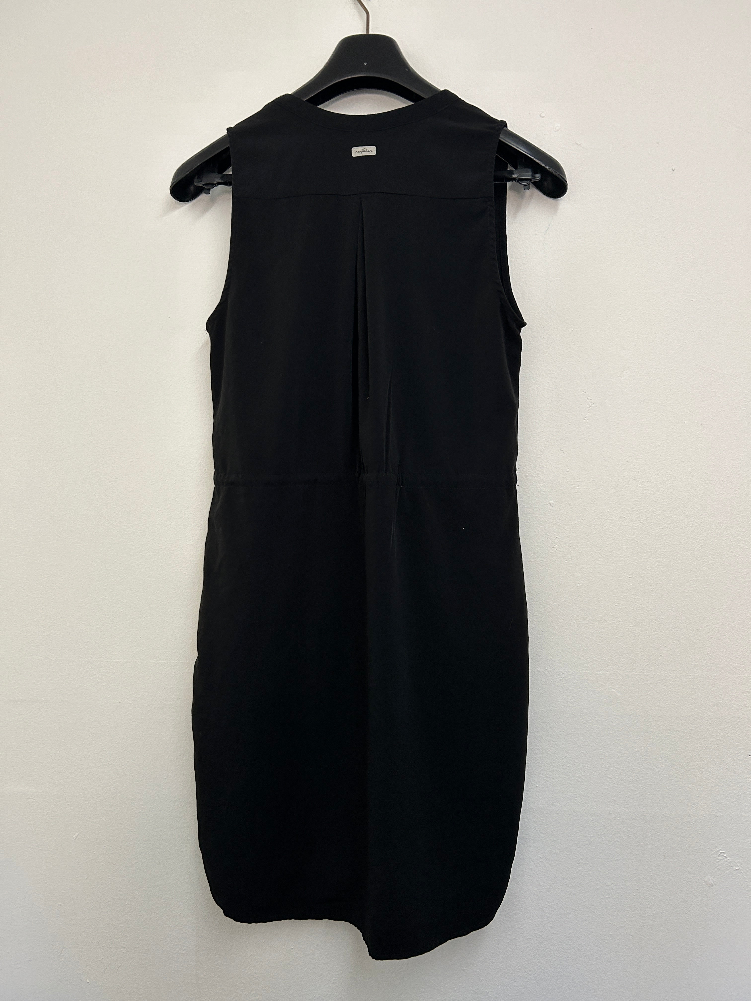 Robe noire sans manches à boutons — Magwear