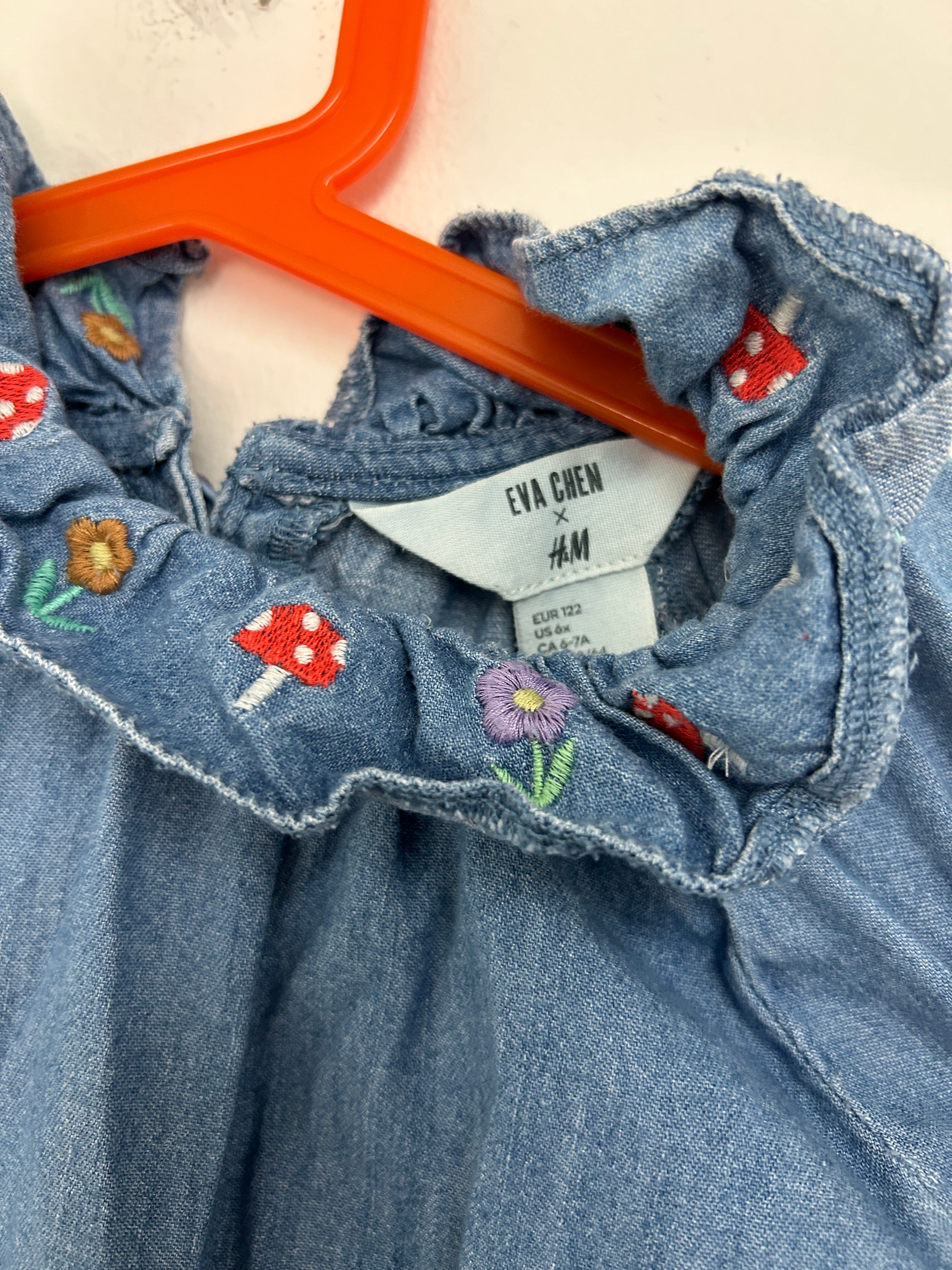 Robe en denim à col volanté — H&M