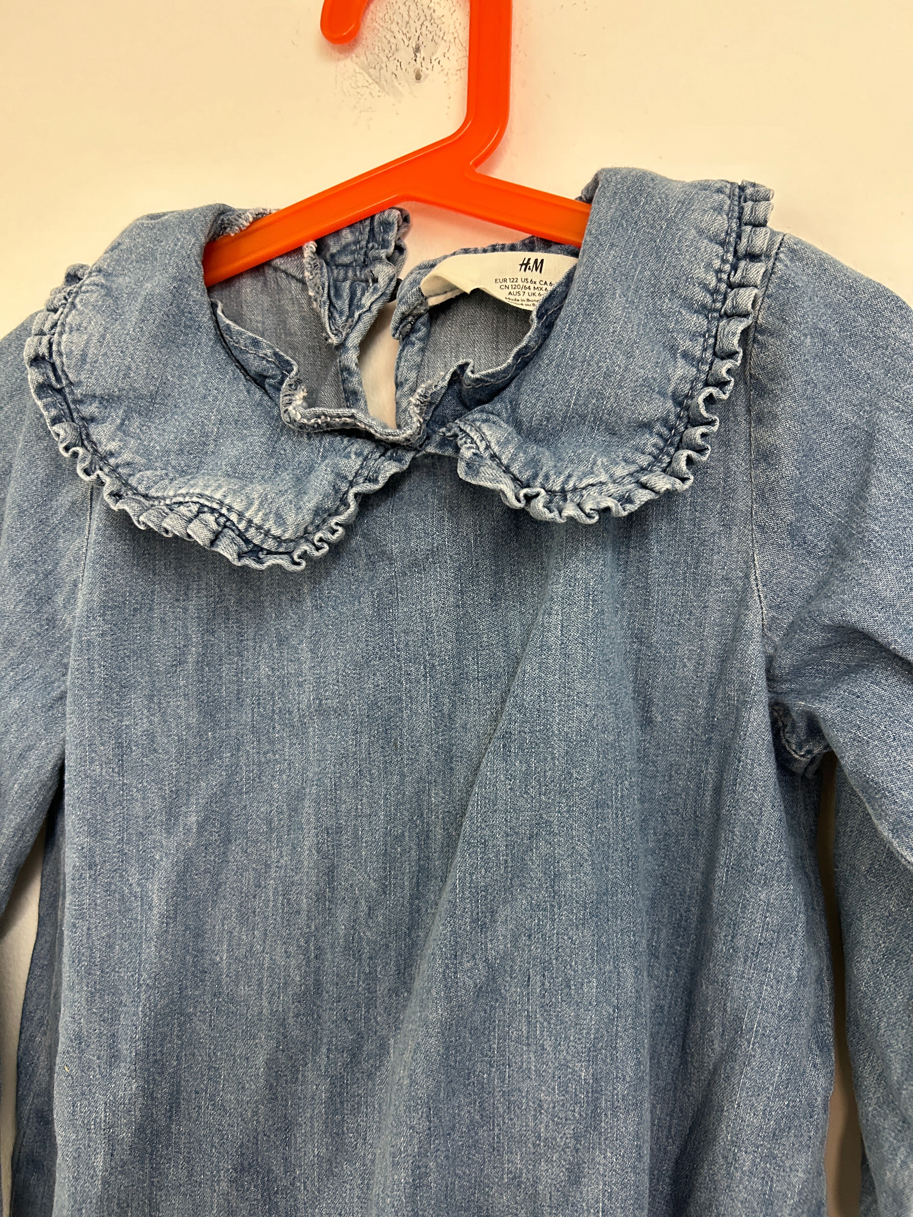 Robe en denim à col volanté — H&M