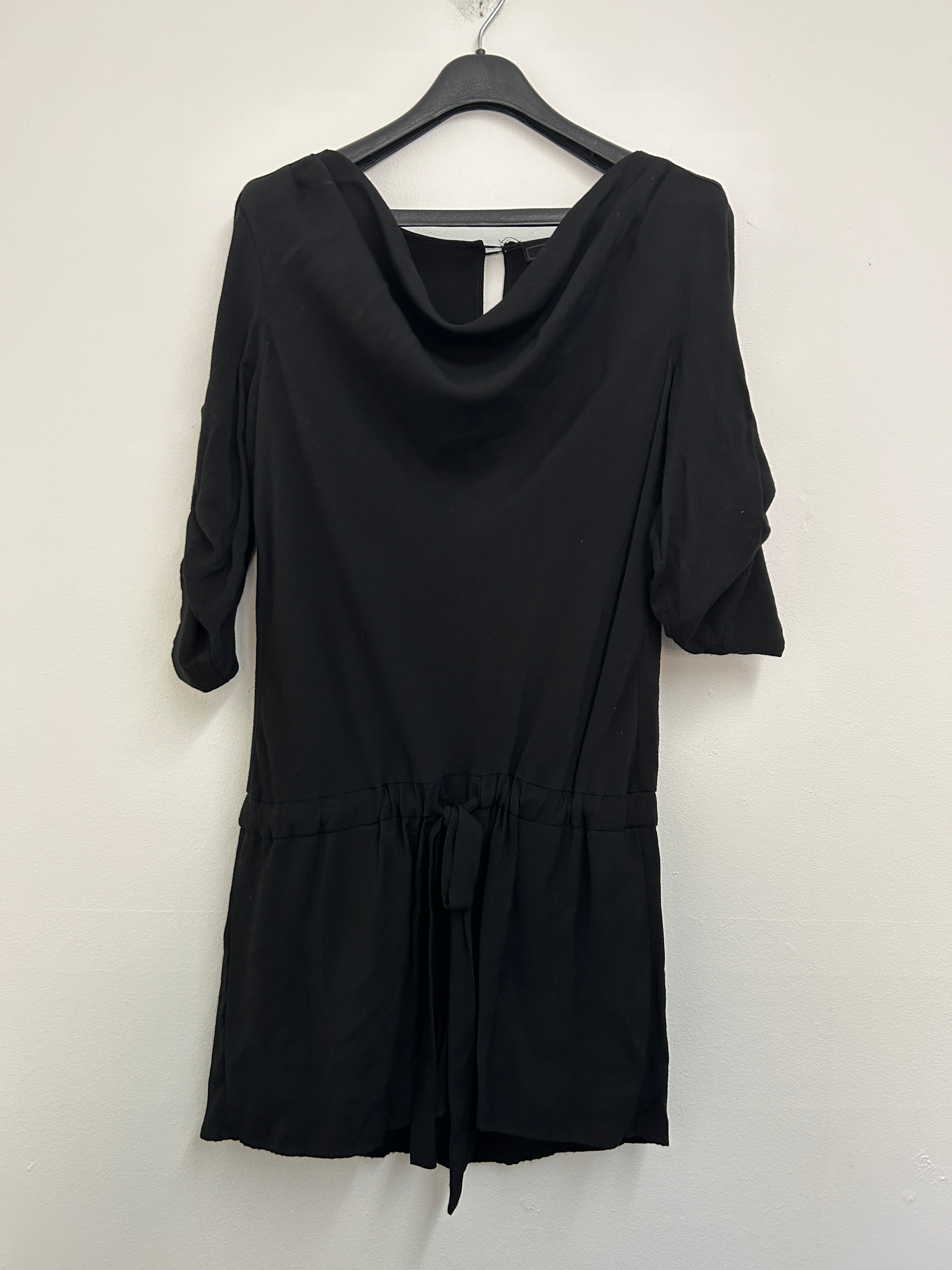 Robe noire à col drapé — BCBGMAXAZRIA