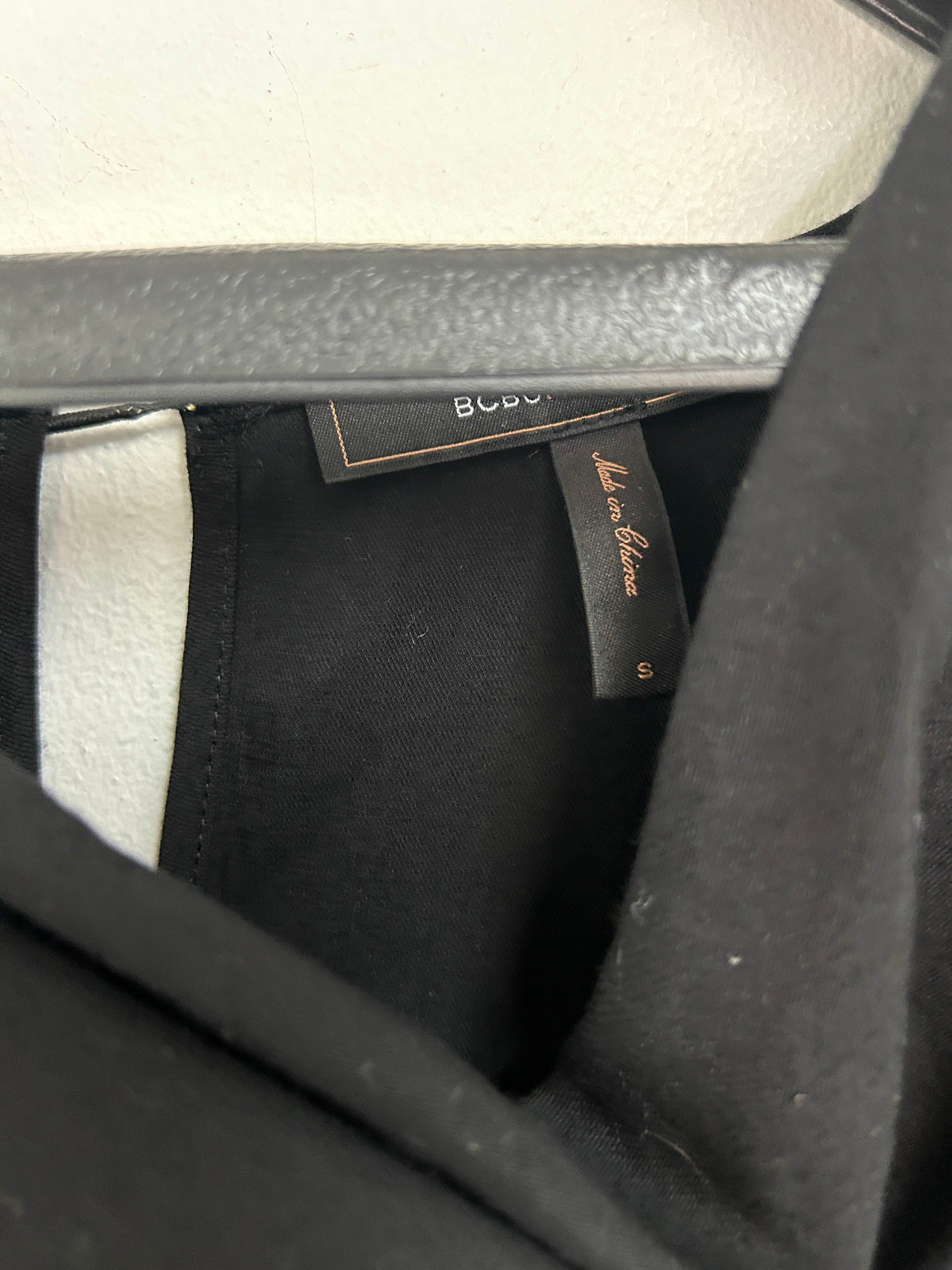 Robe noire à col drapé — BCBGMAXAZRIA