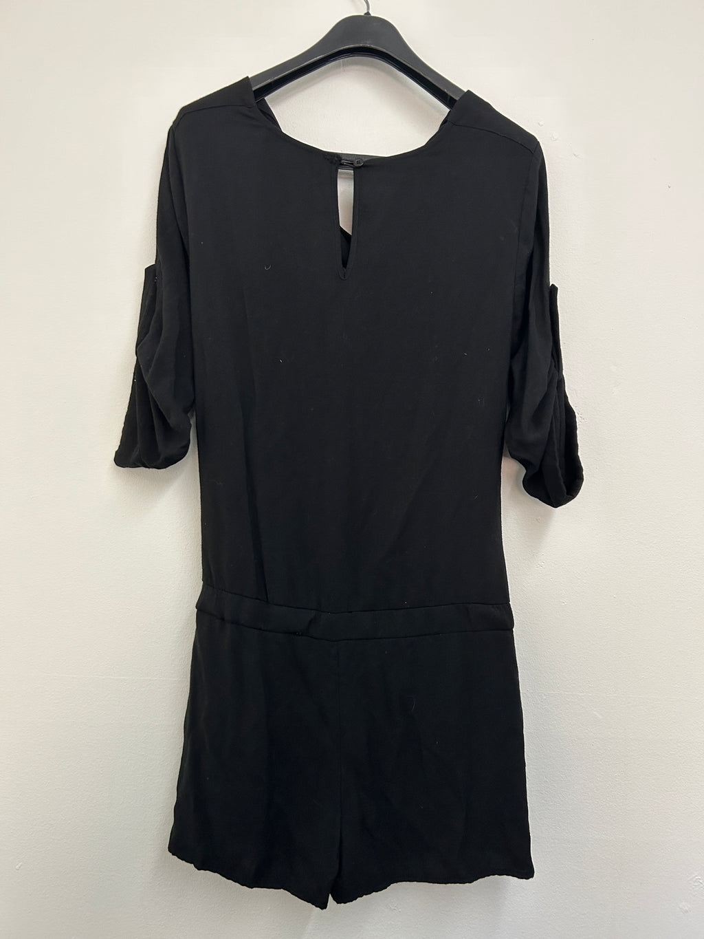 Robe noire à col drapé — BCBGMAXAZRIA