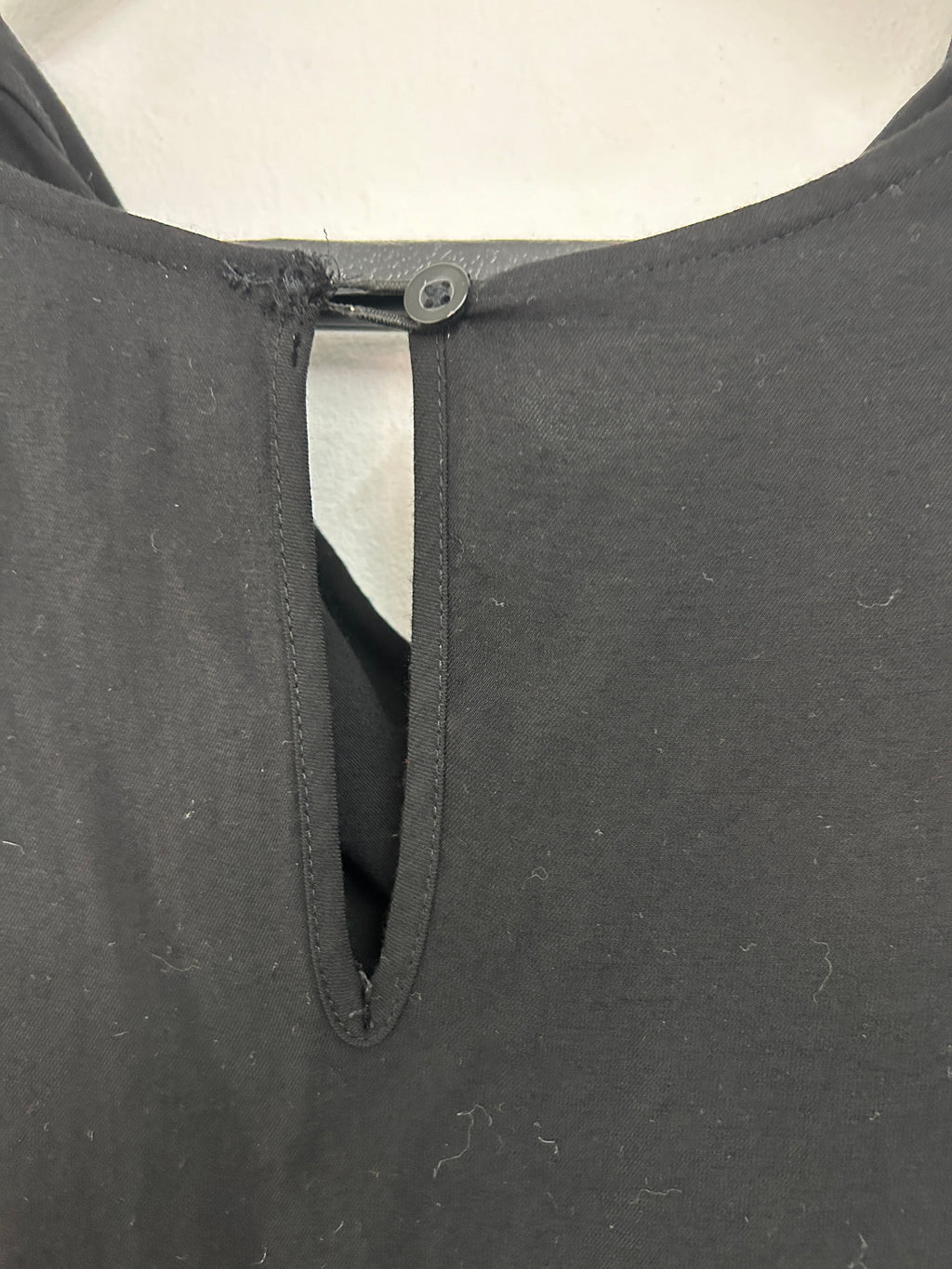 Robe noire à col drapé — BCBGMAXAZRIA