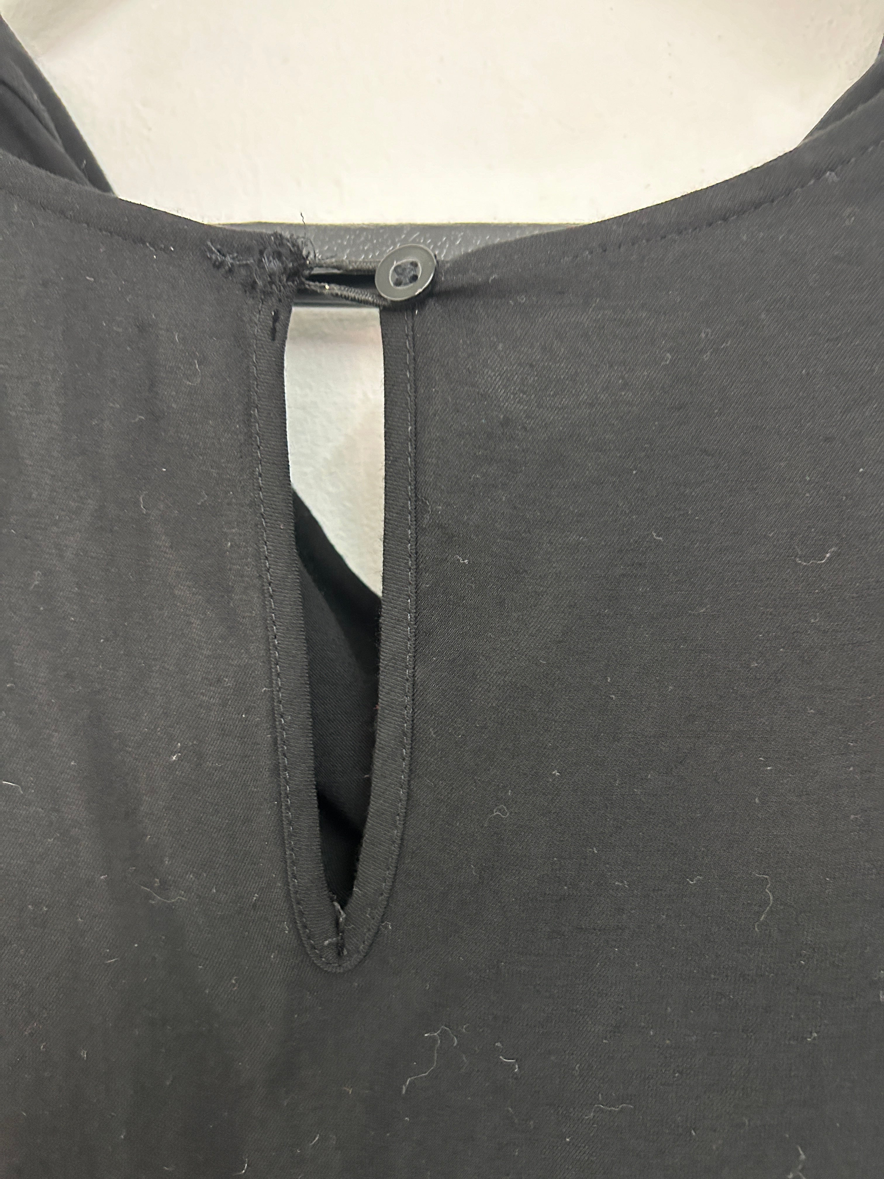 Robe noire à col drapé — BCBGMAXAZRIA