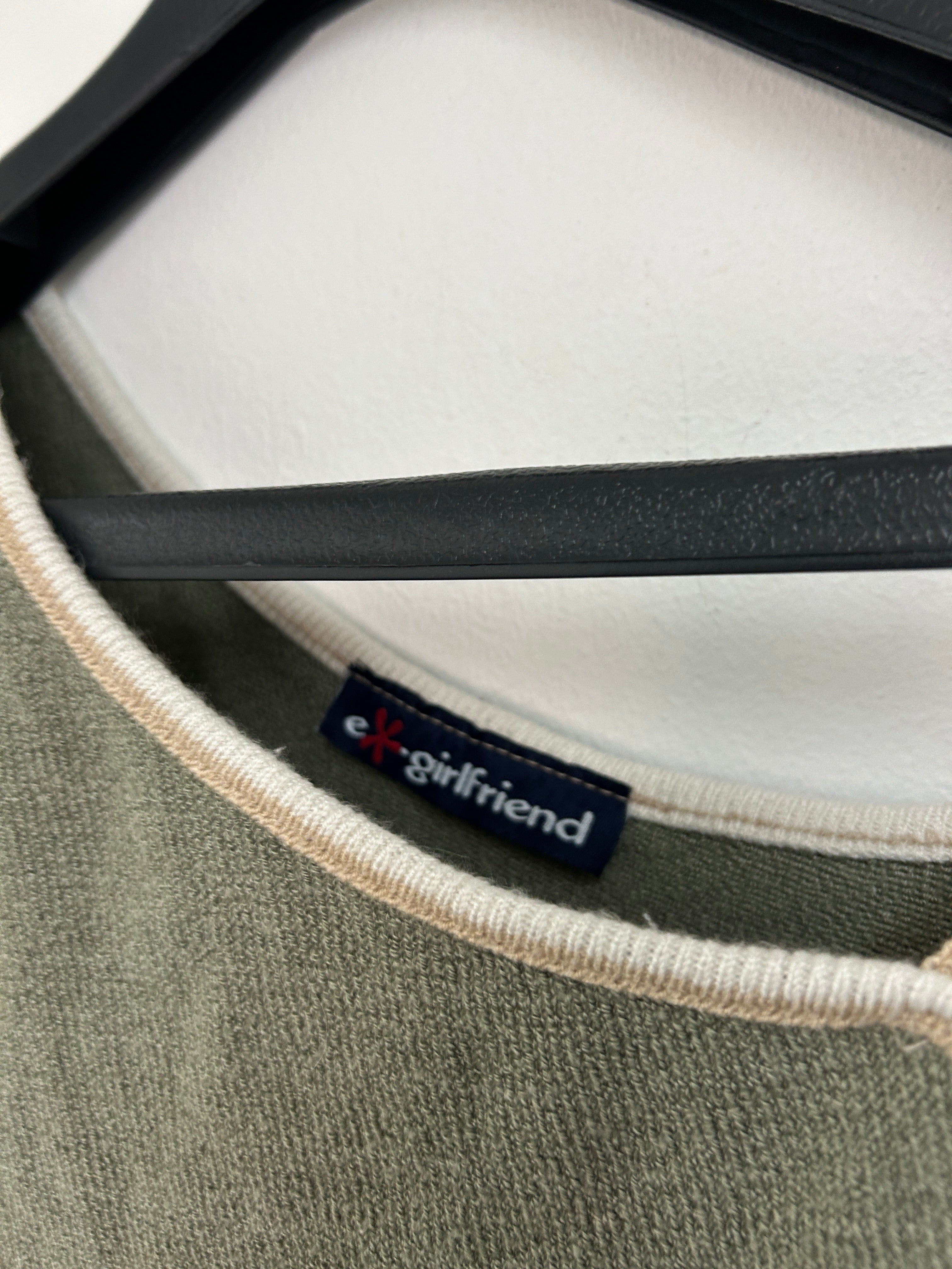 Chandail asymétrique vert kaki — Ex-Girlfriend