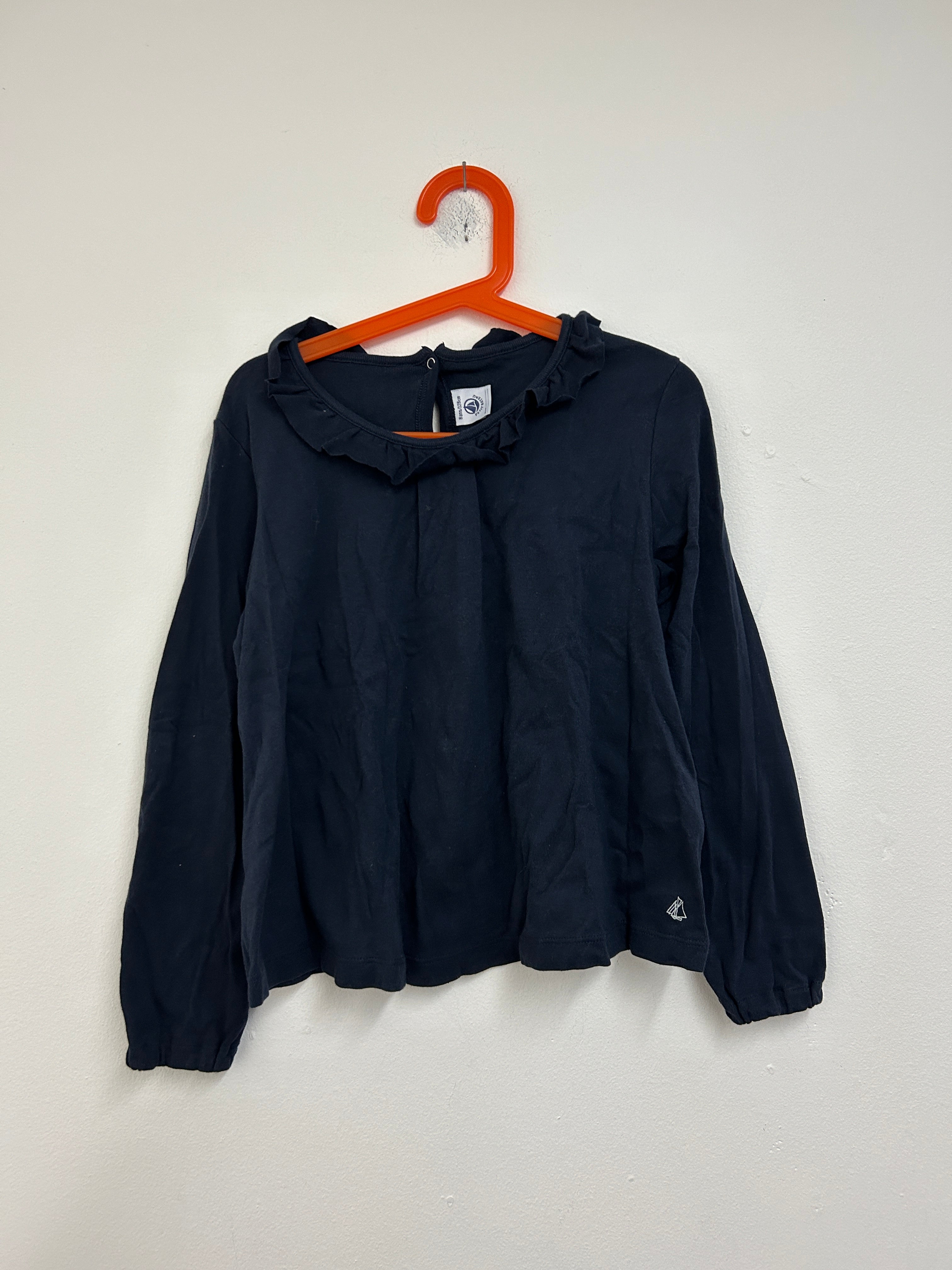 Haut bleu marine à col volanté — Petit Plateau