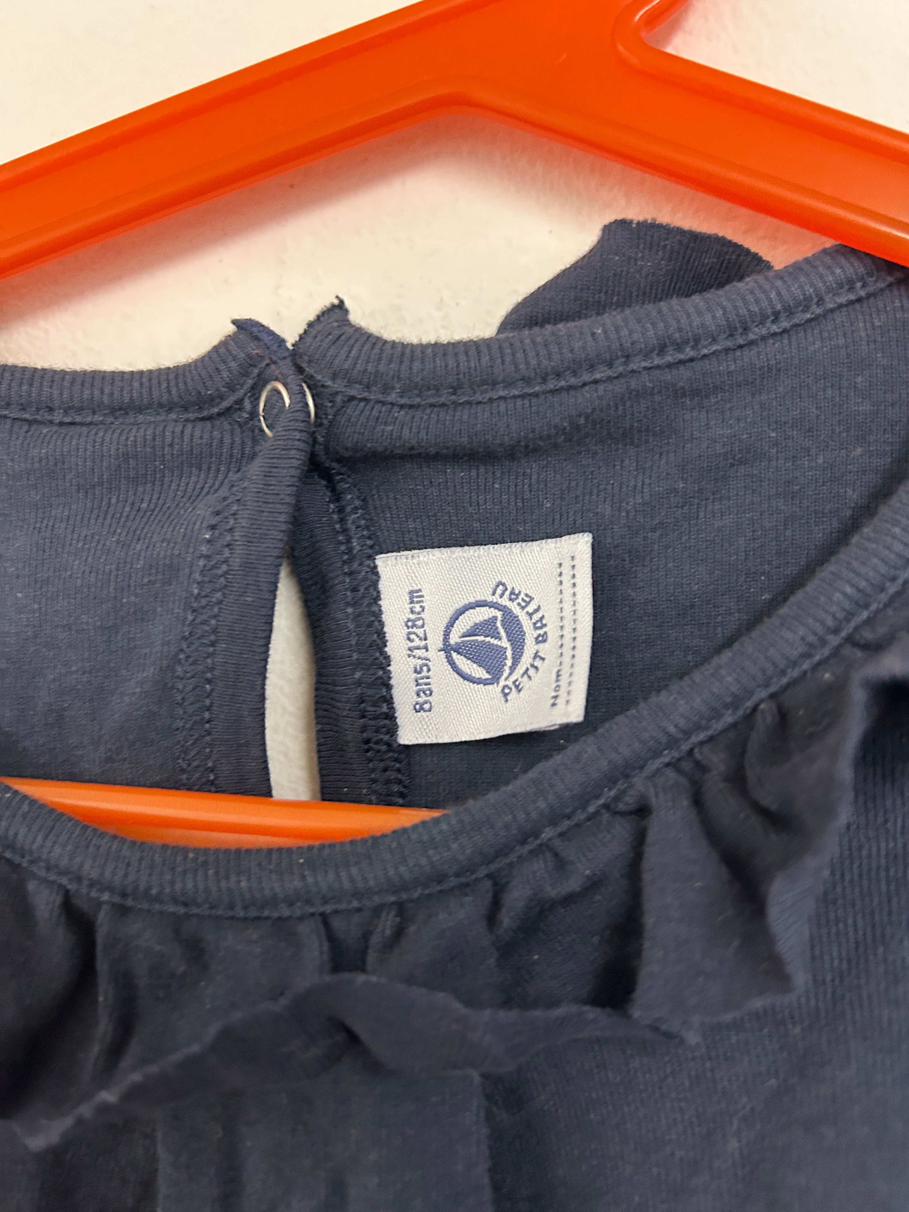 Haut bleu marine à col volanté — Petit Plateau