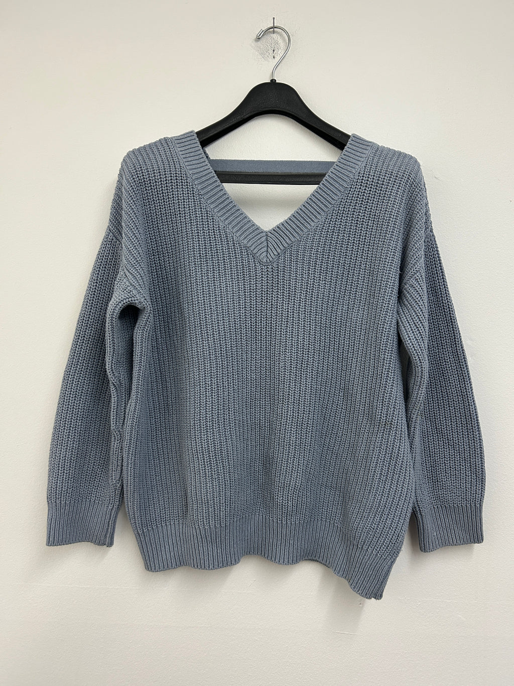 Chandail à col en V en tricot gris-bleu