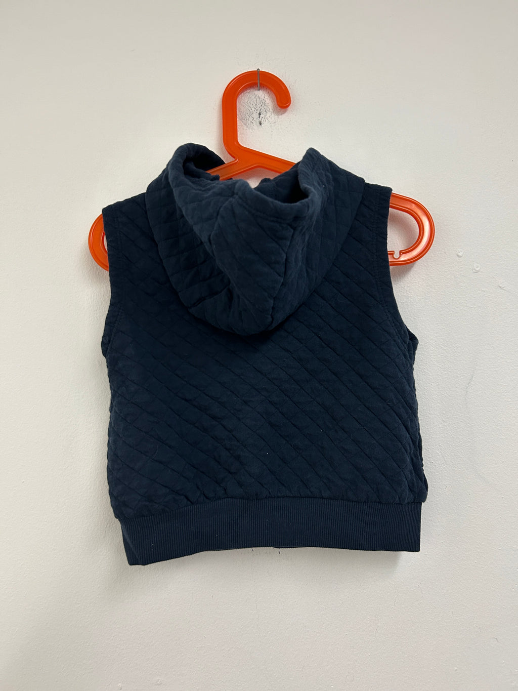 Veste sans manches matelassée à capuche