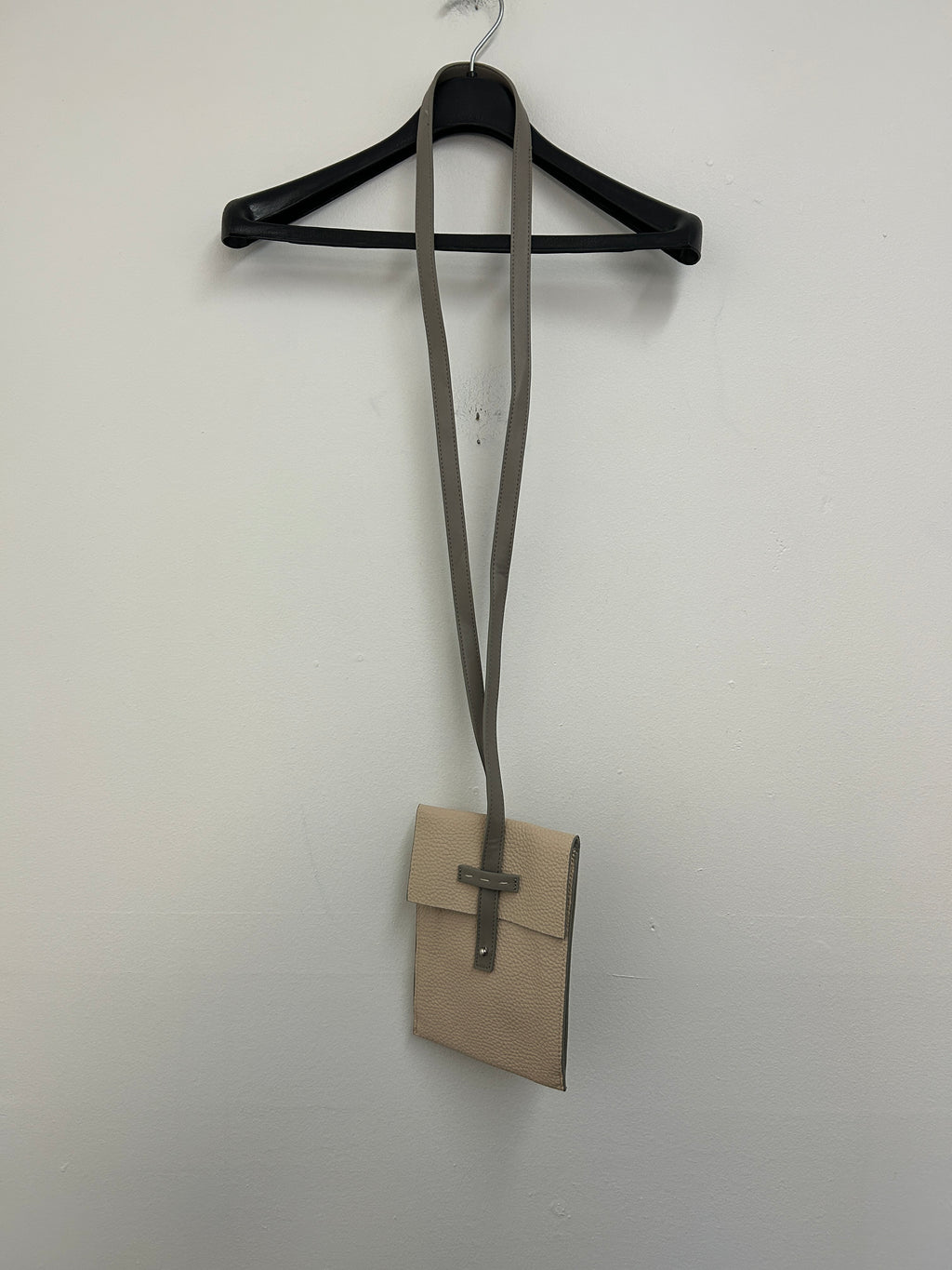 Petit sac beige à bandoulière ajustable