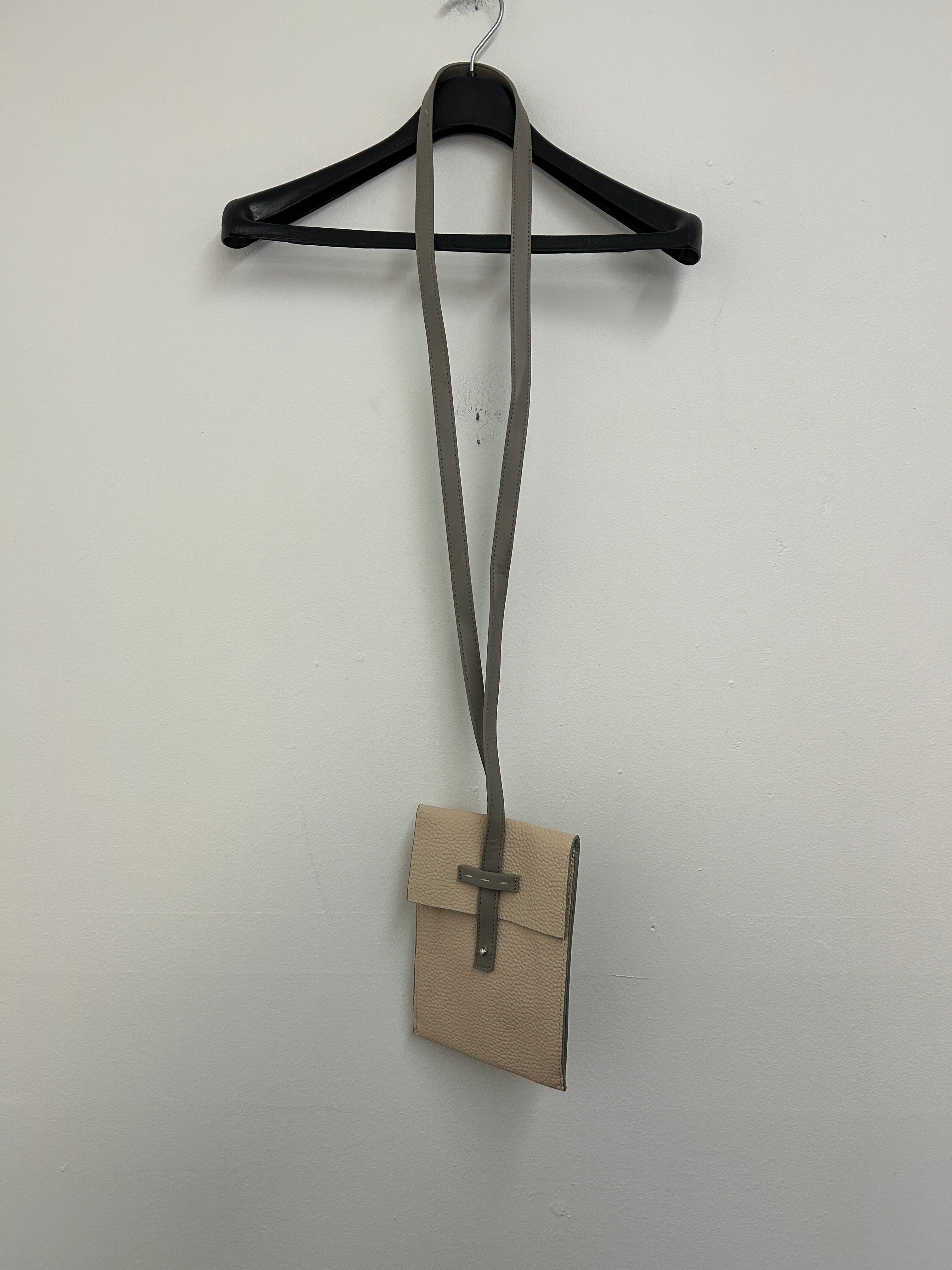 Petit sac beige à bandoulière ajustable