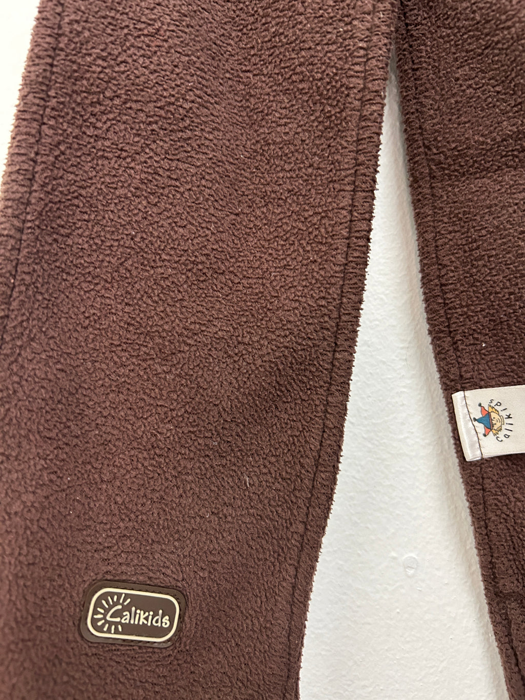 Écharpe polaire brune avec extrémités décoratives