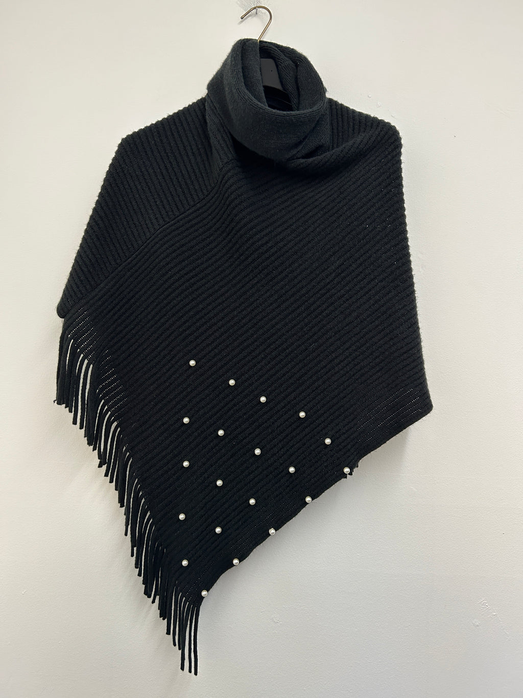 Poncho noir à col roulé et perles — LA EXPRESS