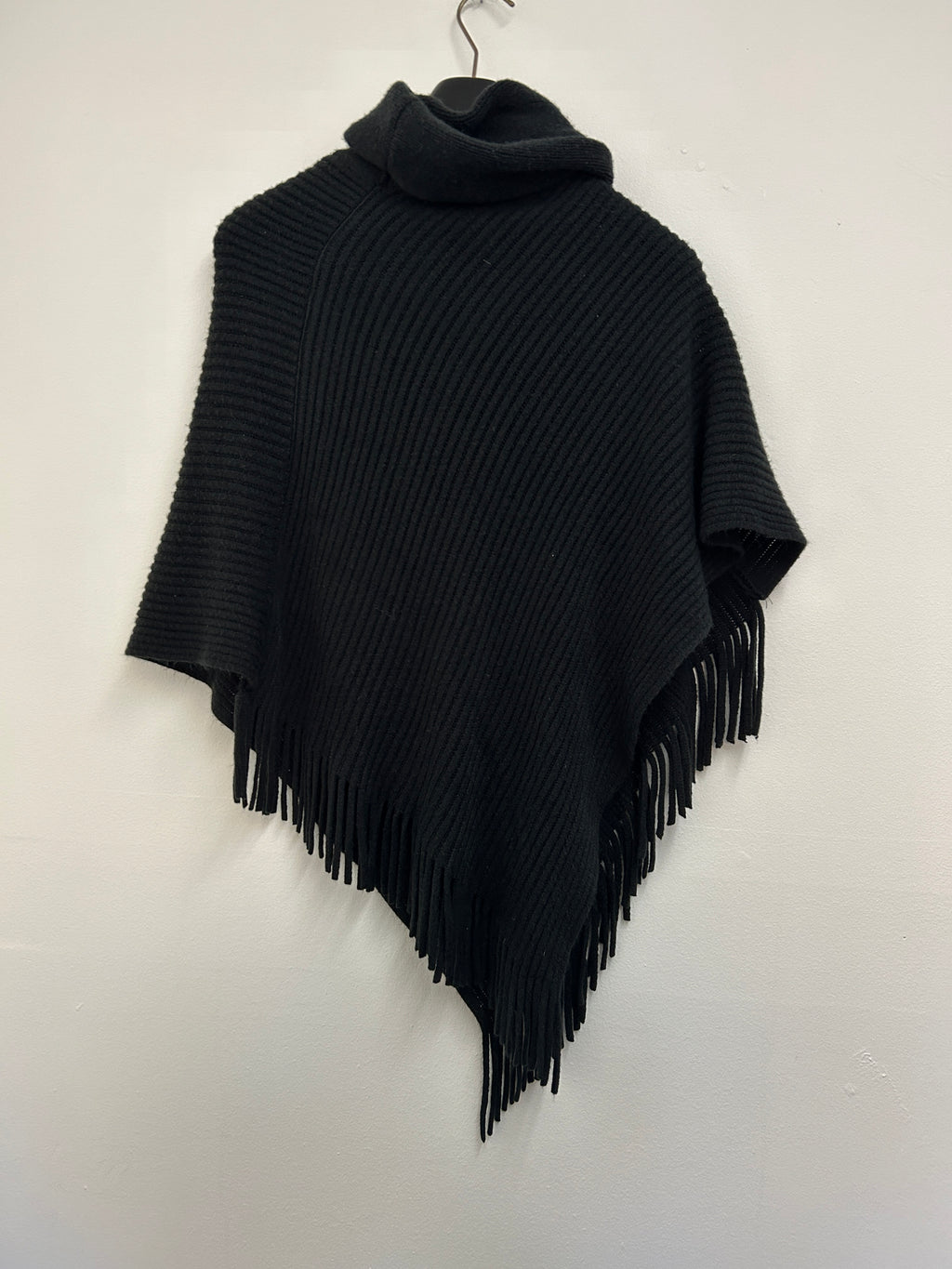 Poncho noir à col roulé et perles — LA EXPRESS