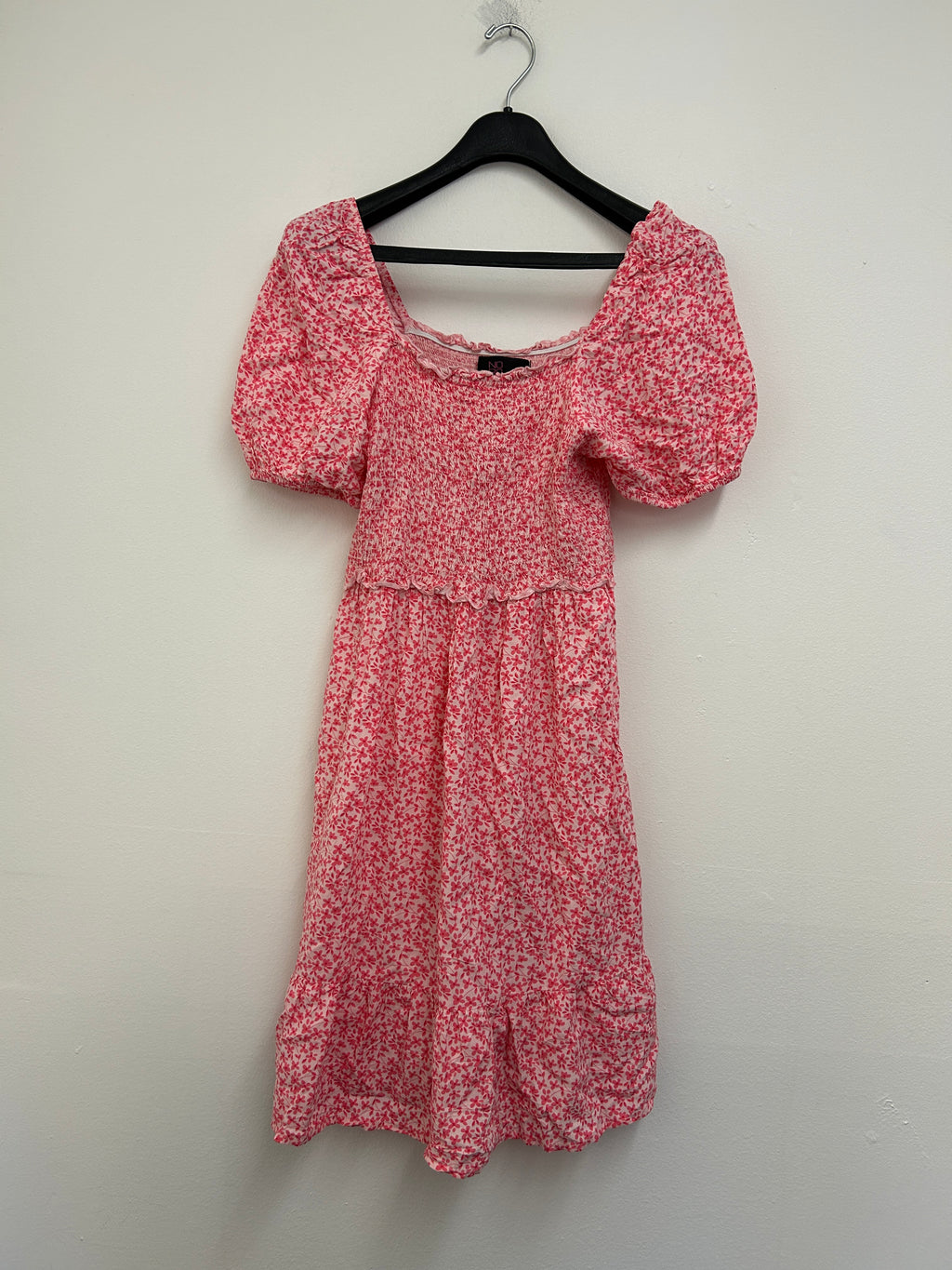 Robe fleurie rose à manches bouffantes — NOBO