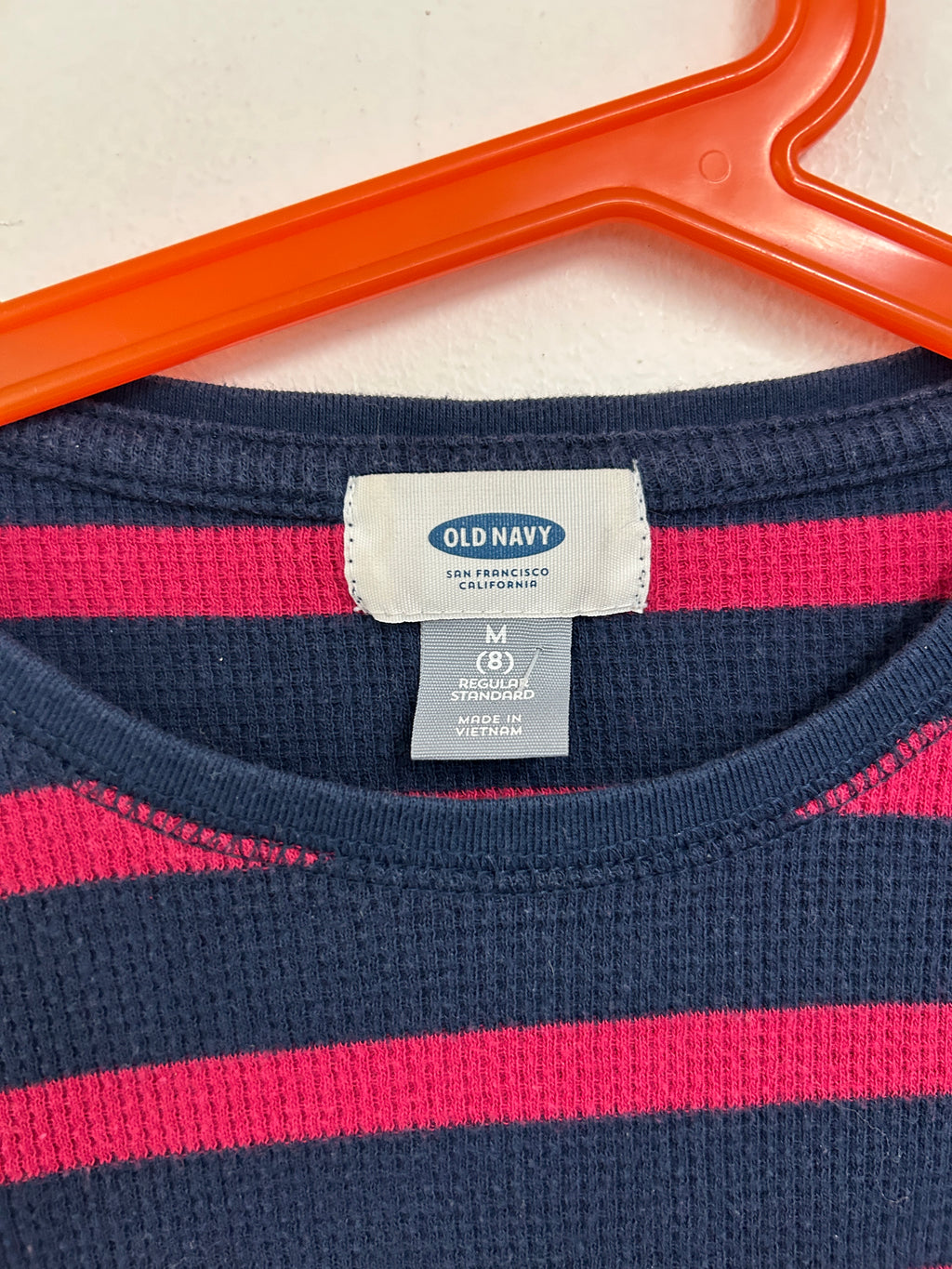 Chandail à rayures bleu marine et fuchsia