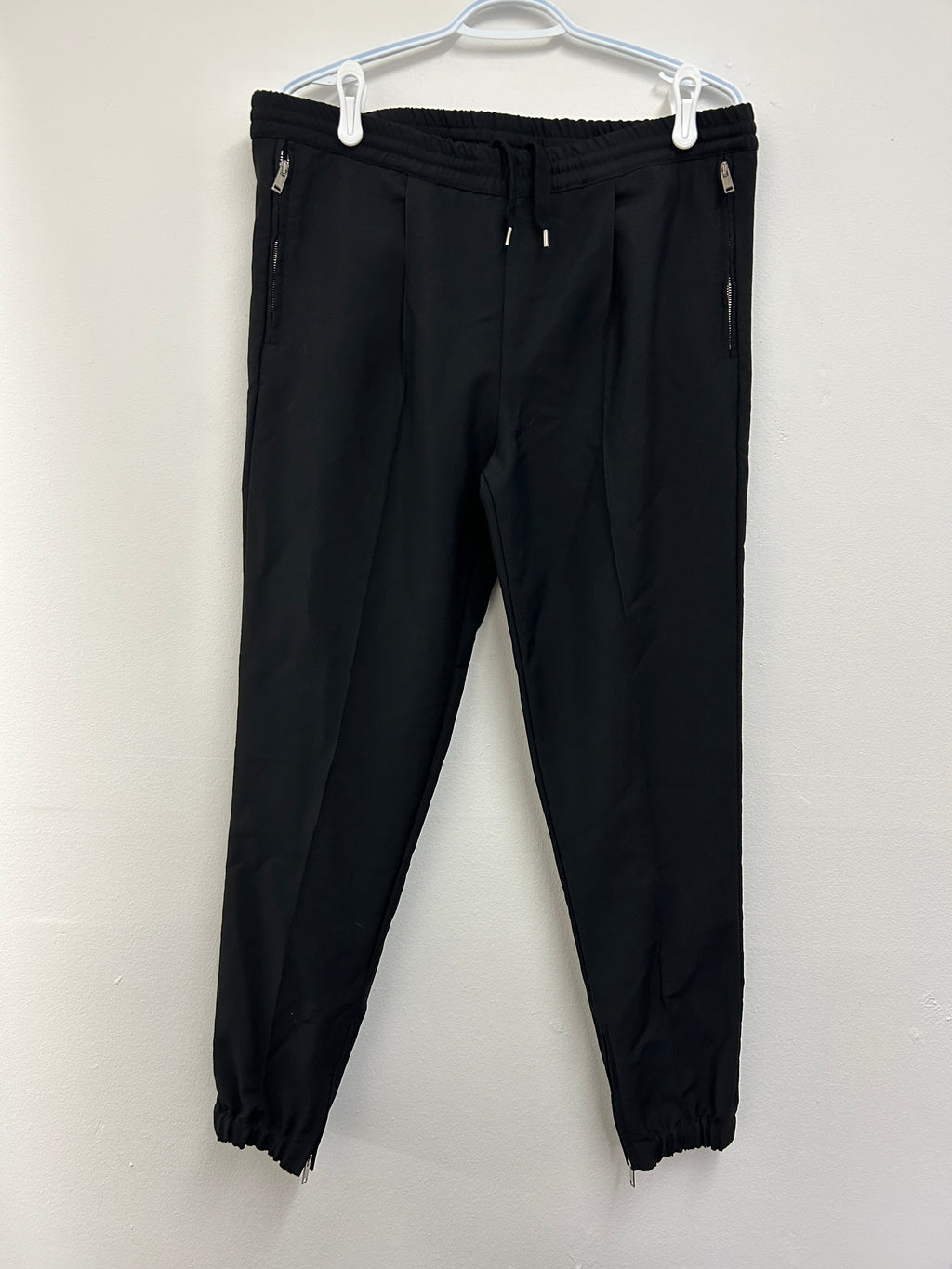 Pantalon noir ajusté à cordon — KRISVANASSCHE