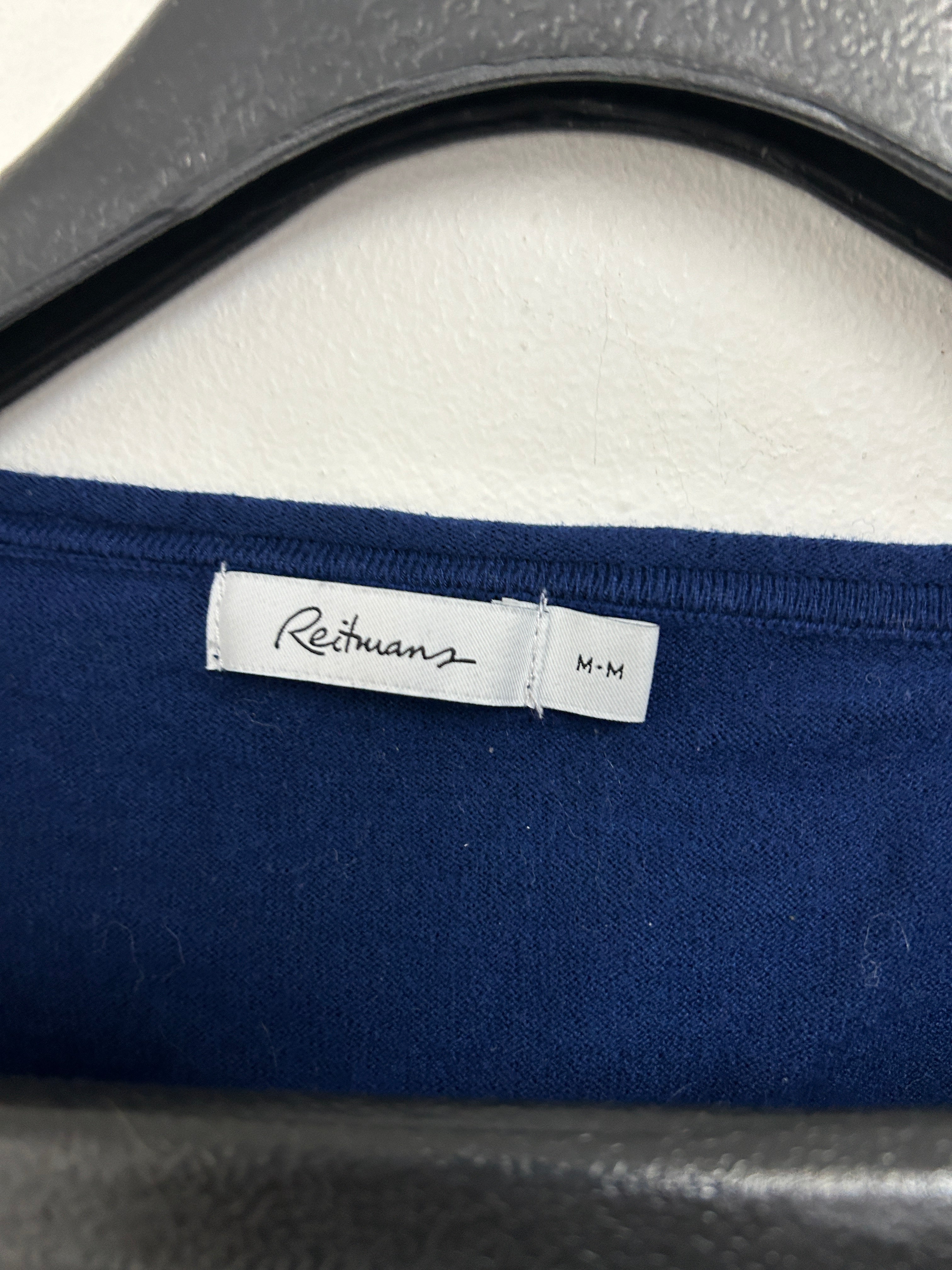 Haut bleu marine à col en V — Reitmans