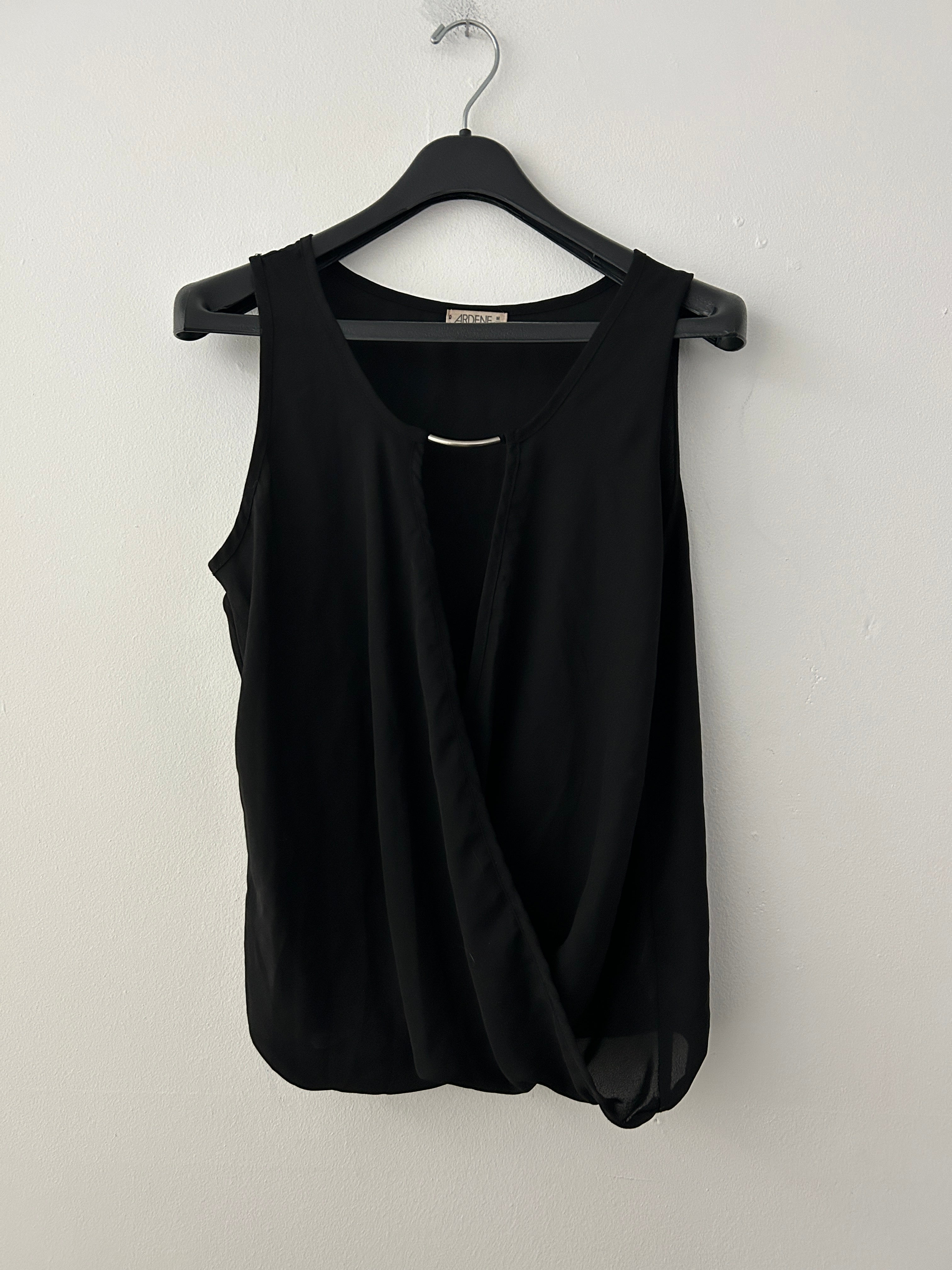 Haut noir drapé sans manches