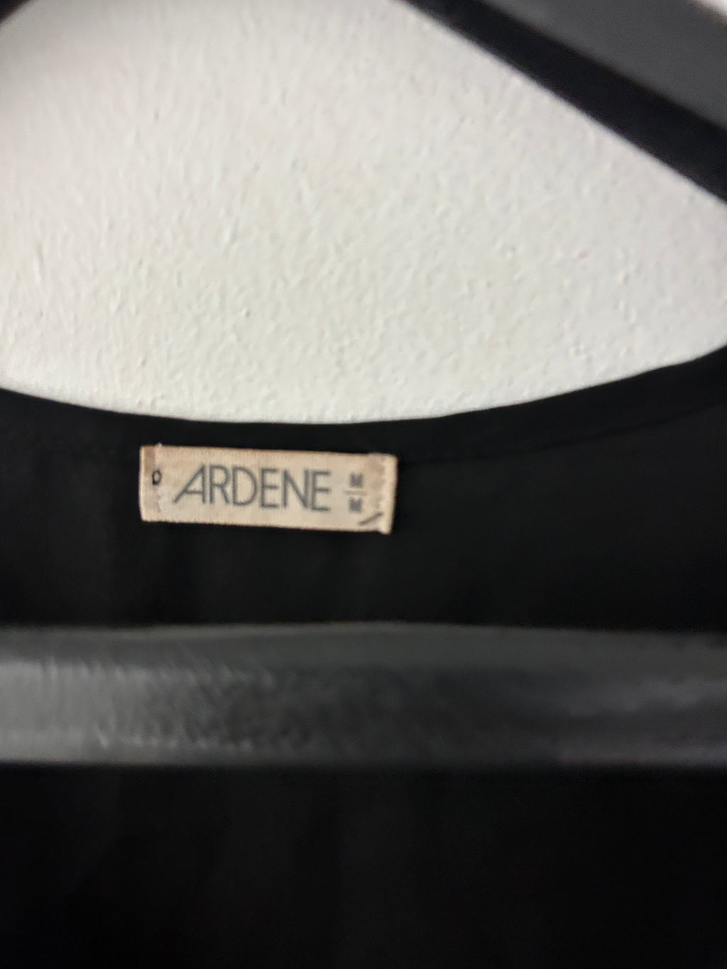 Haut noir drapé sans manches