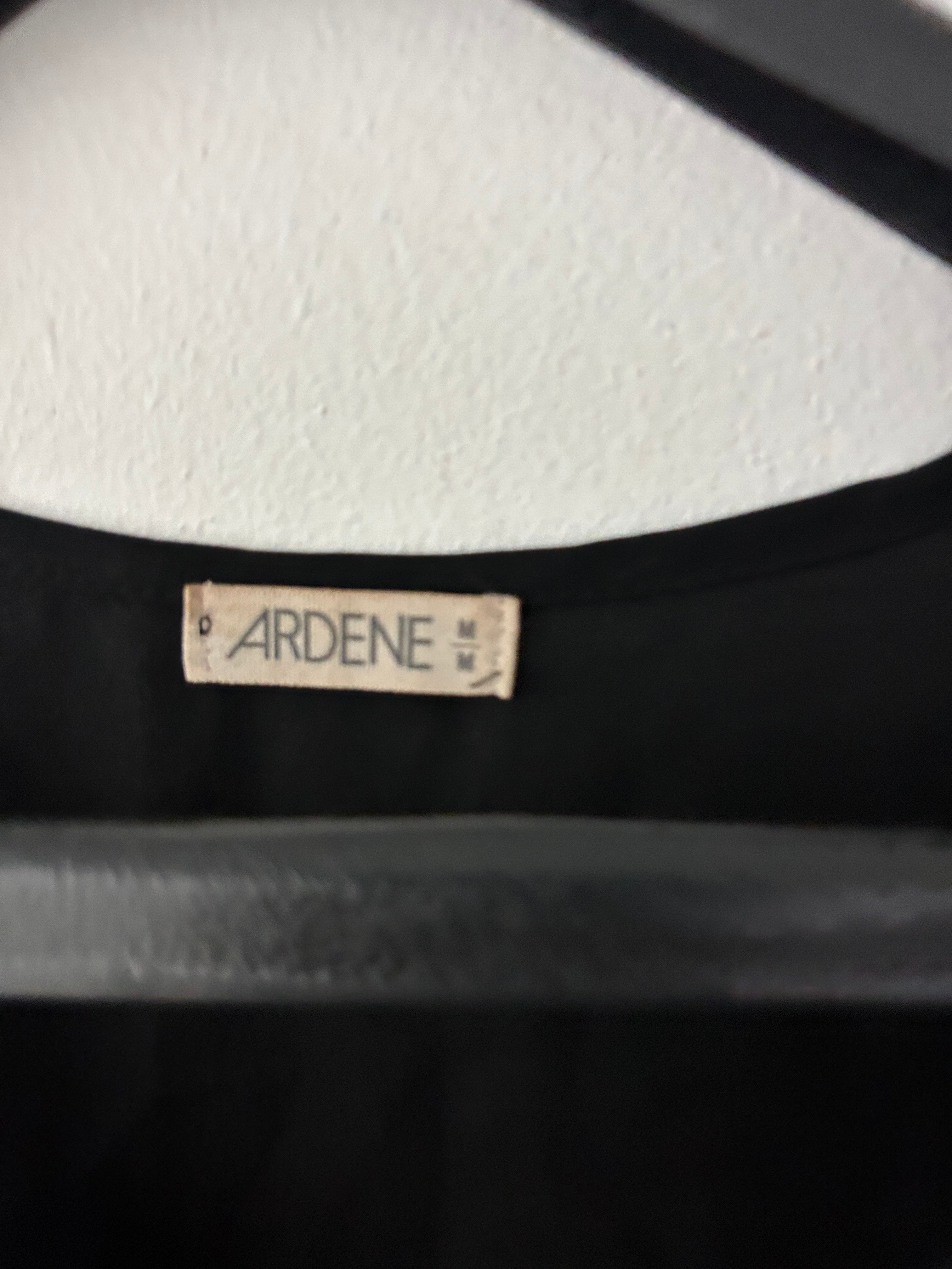 Haut noir drapé sans manches