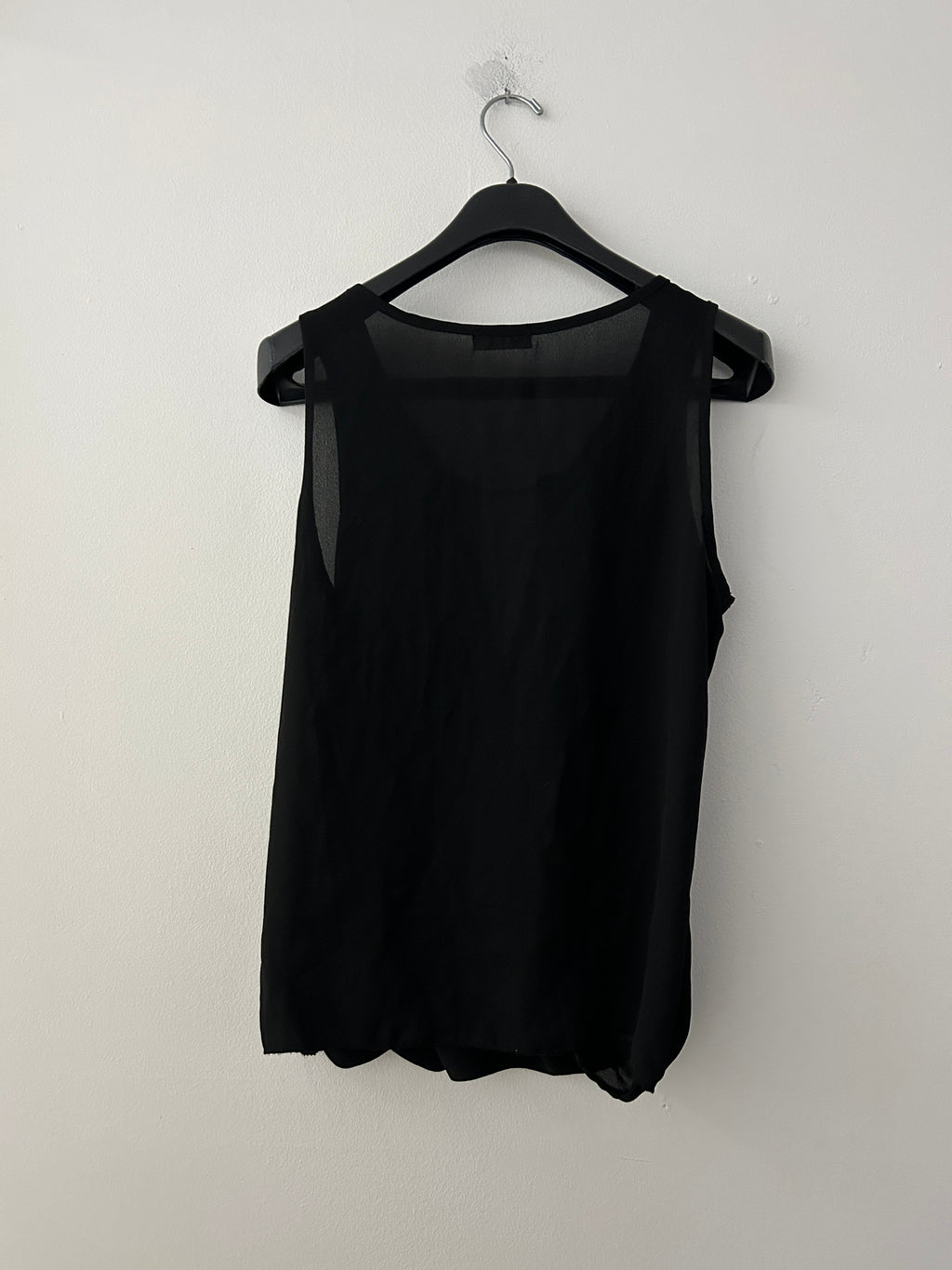 Haut noir drapé sans manches