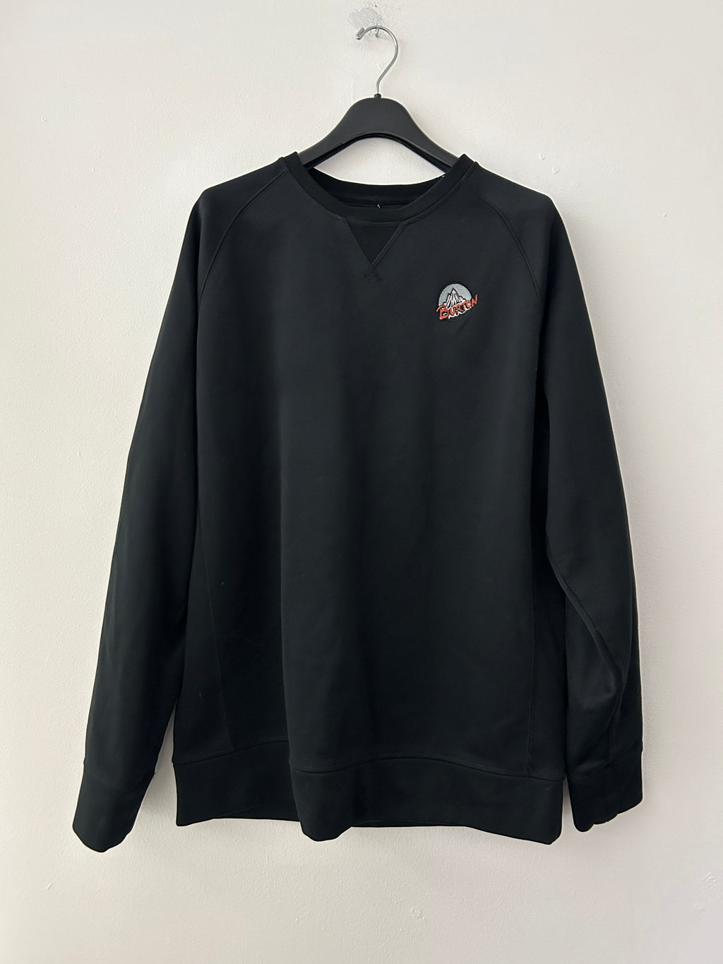 chandail-noir-a-logo-montagne-burton