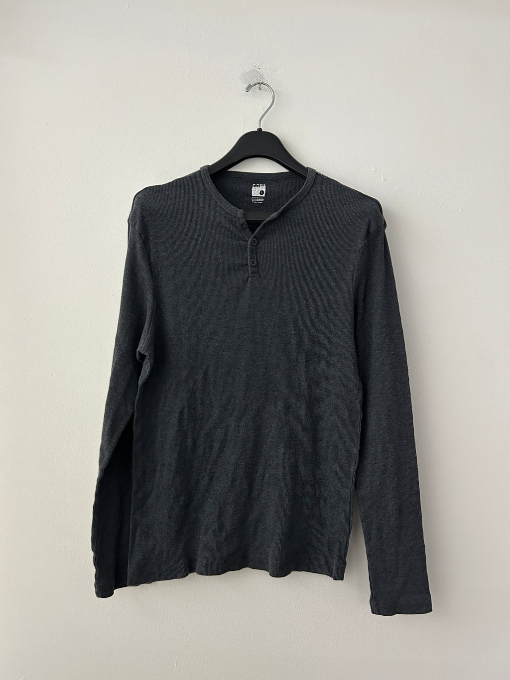 chandail-henley-gris-charbon-a-manches-longues