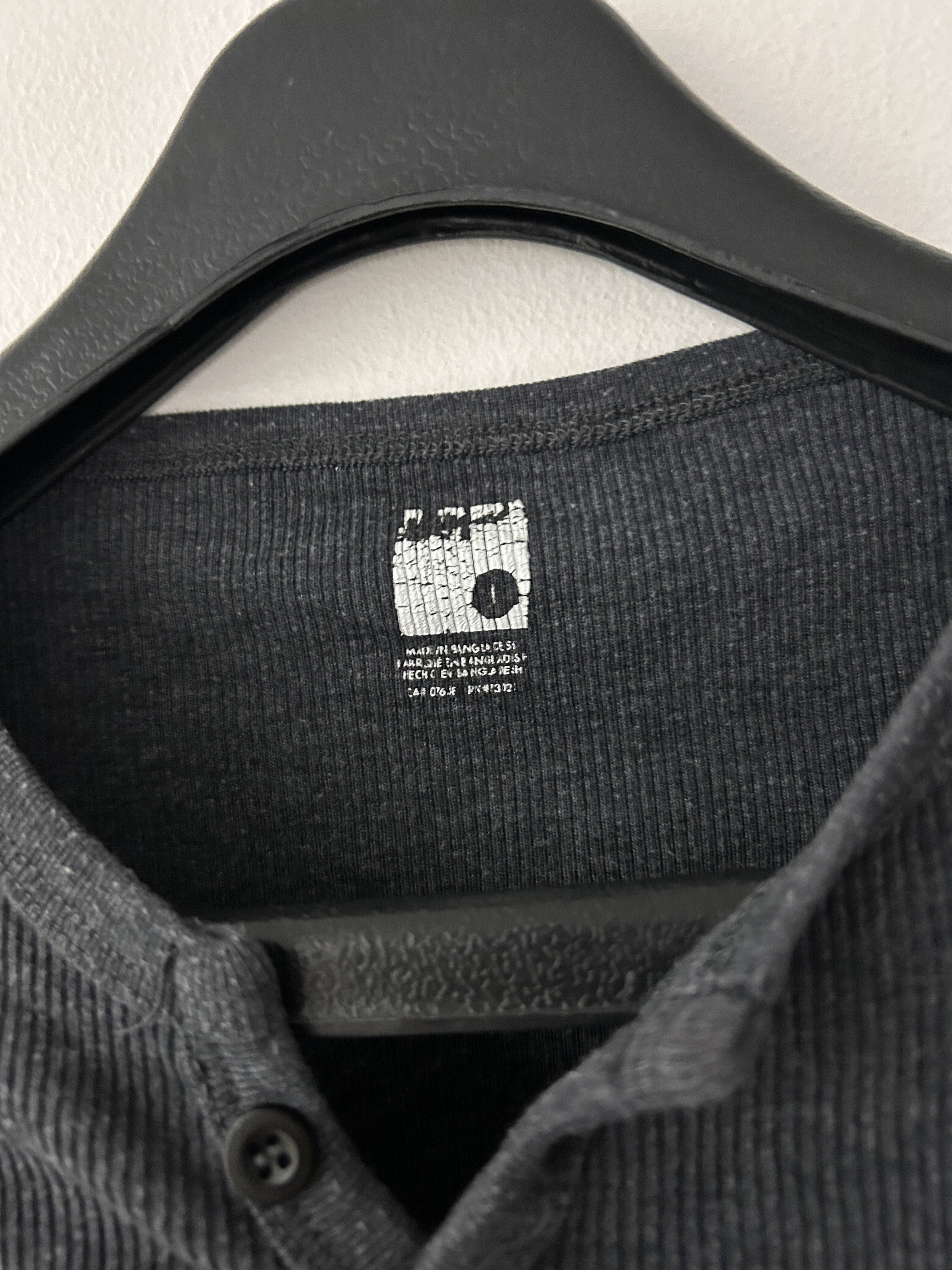 chandail-henley-gris-charbon-a-manches-longues