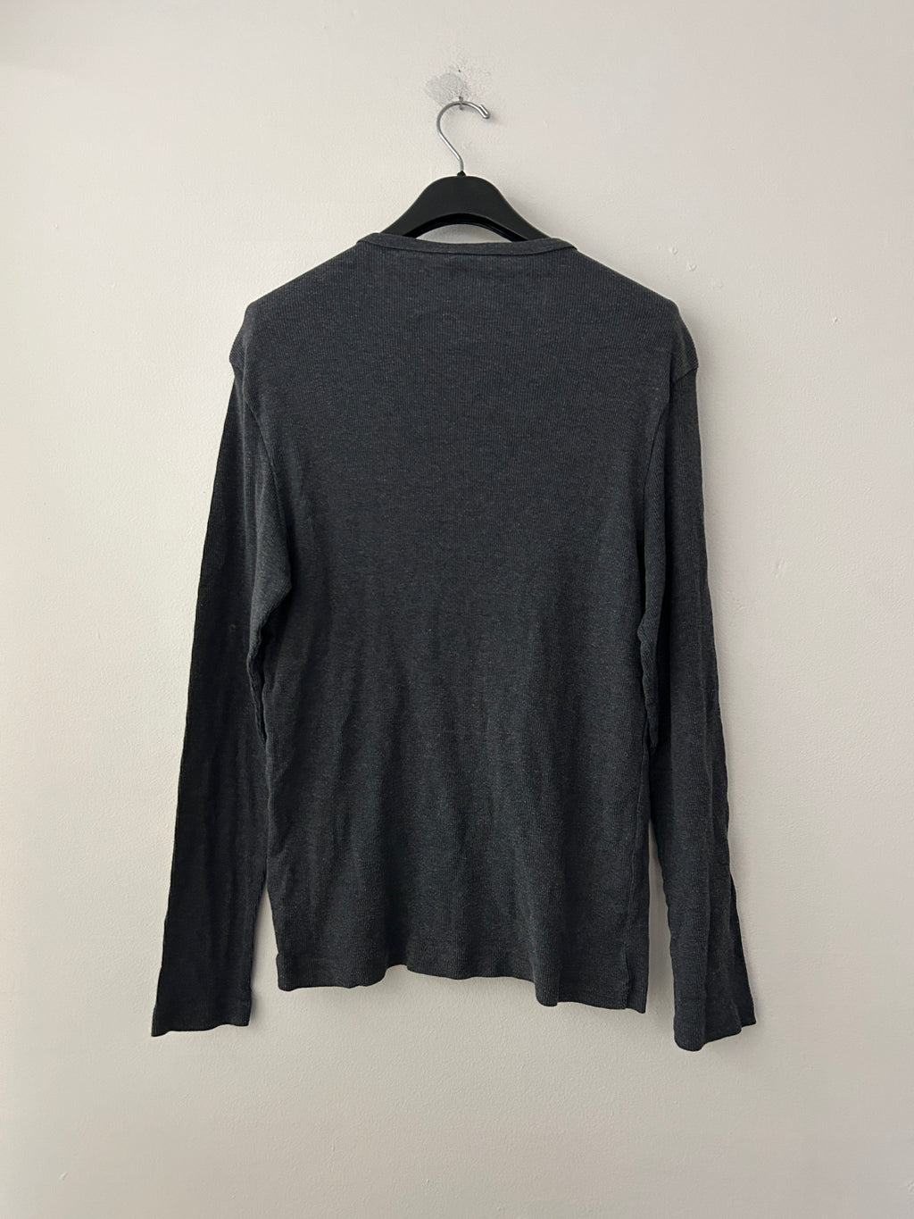 chandail-henley-gris-charbon-a-manches-longues