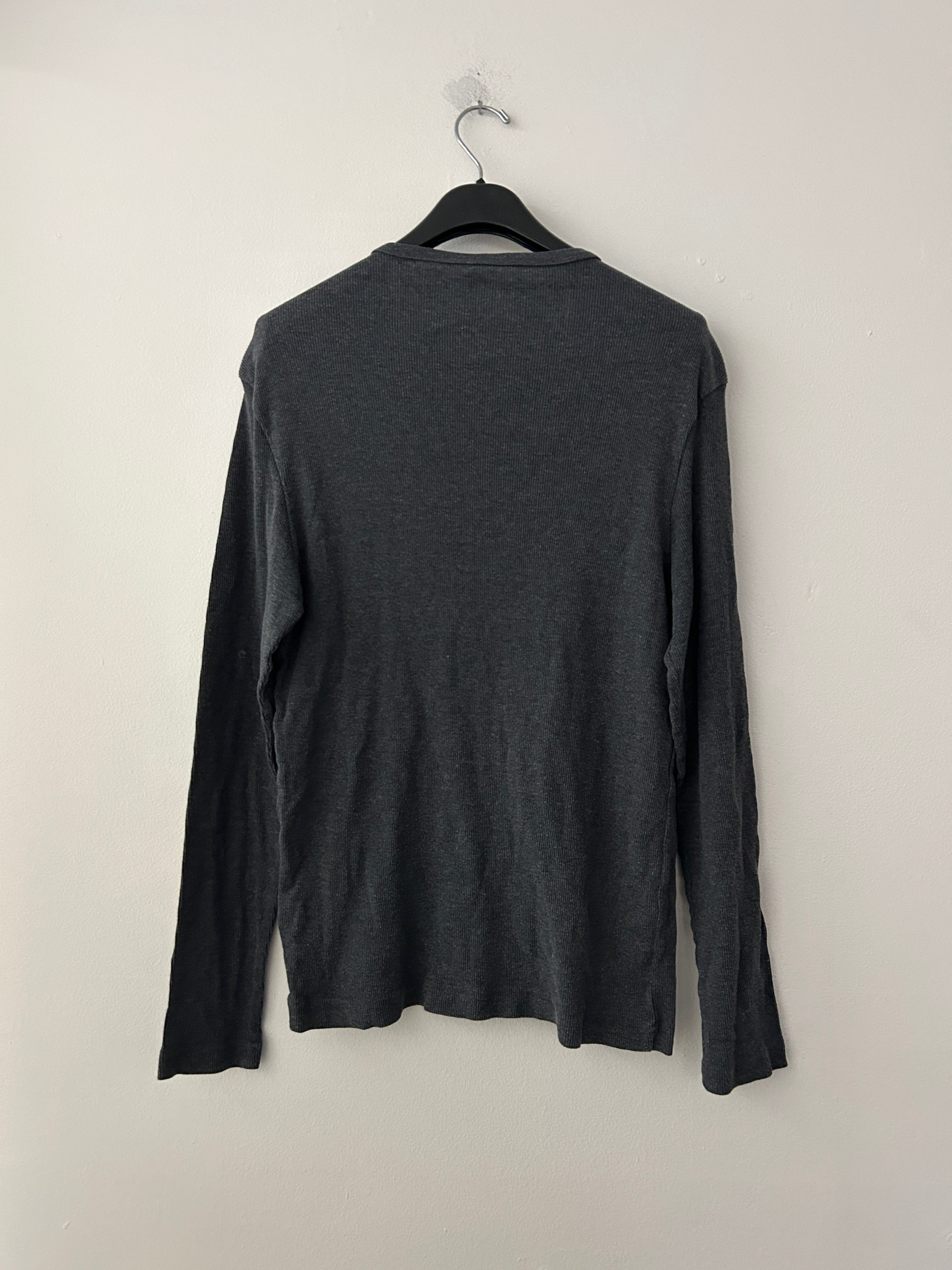 chandail-henley-gris-charbon-a-manches-longues