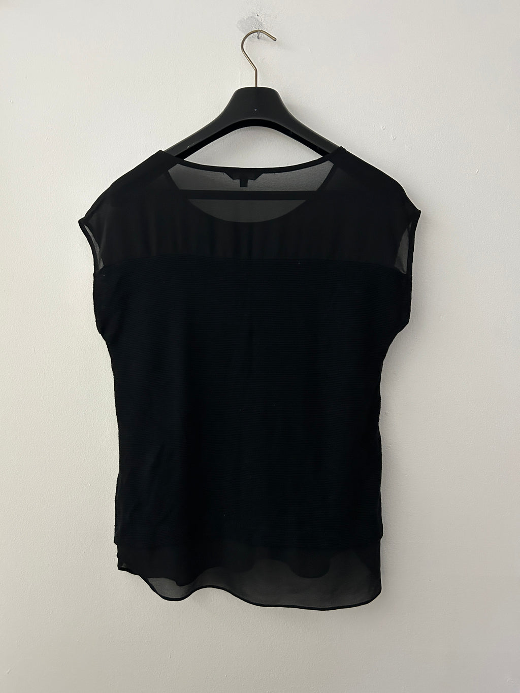 Haut noir semi-transparent à effet superposé