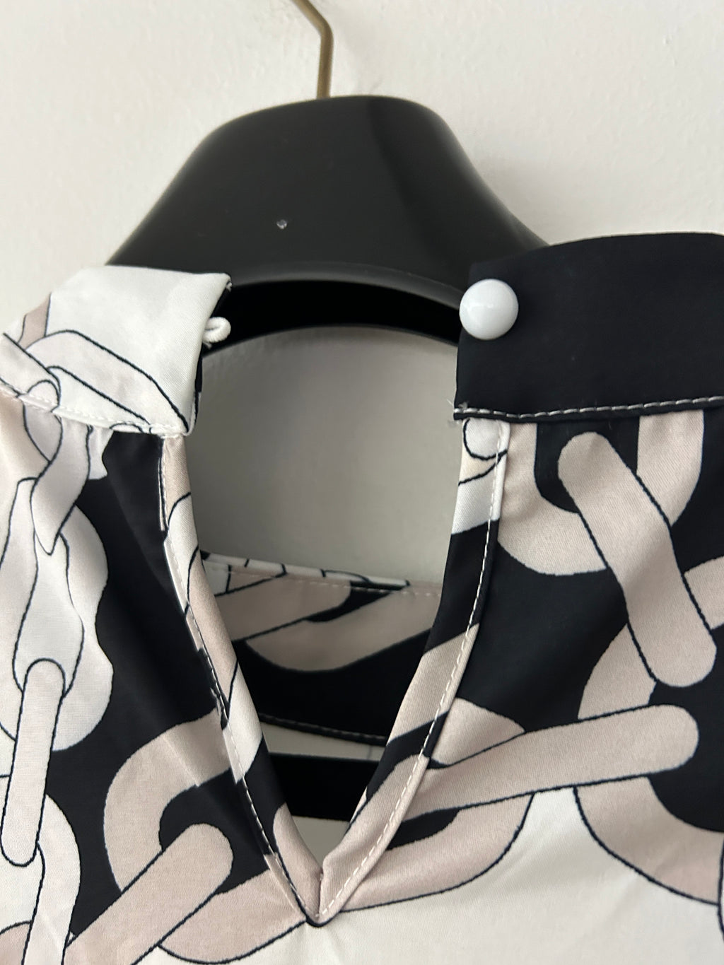 Robe longue à motifs chaînes noir et beige