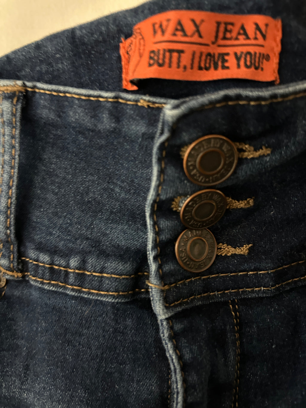 Jean bleu taille haute à trois boutons — Wax Jean