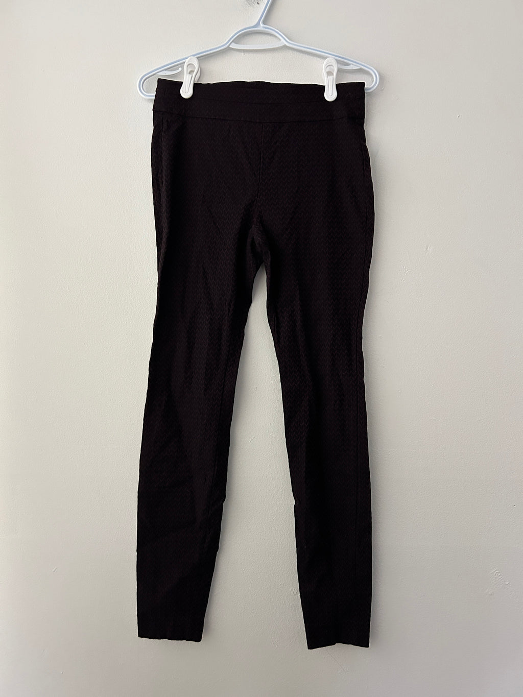 Pantalon noir texturé ajusté — RW&CO.