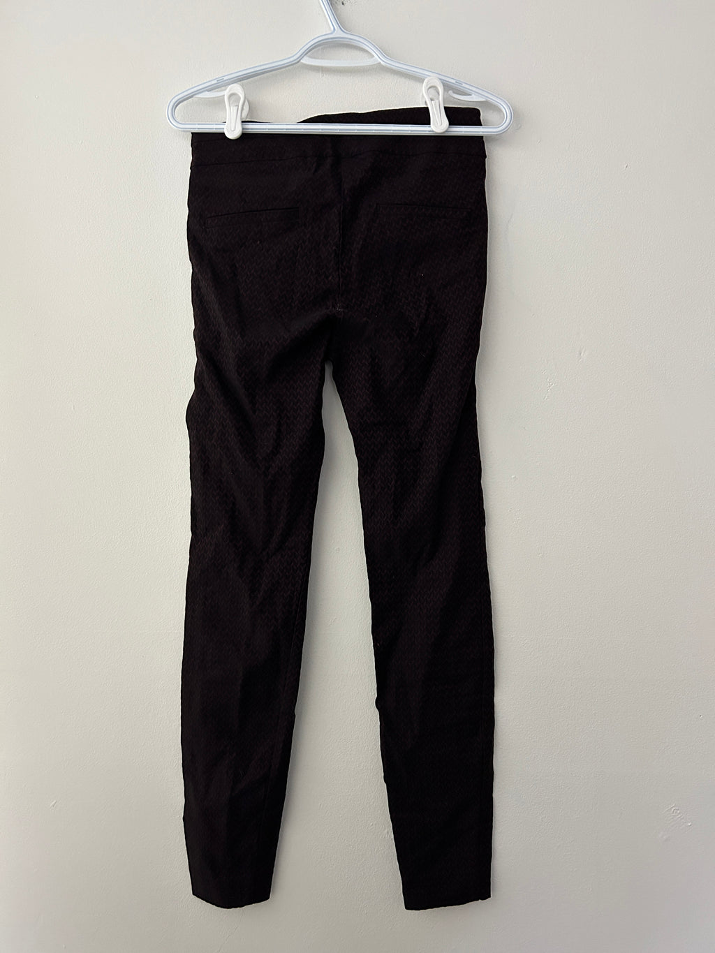 Pantalon noir texturé ajusté — RW&CO.