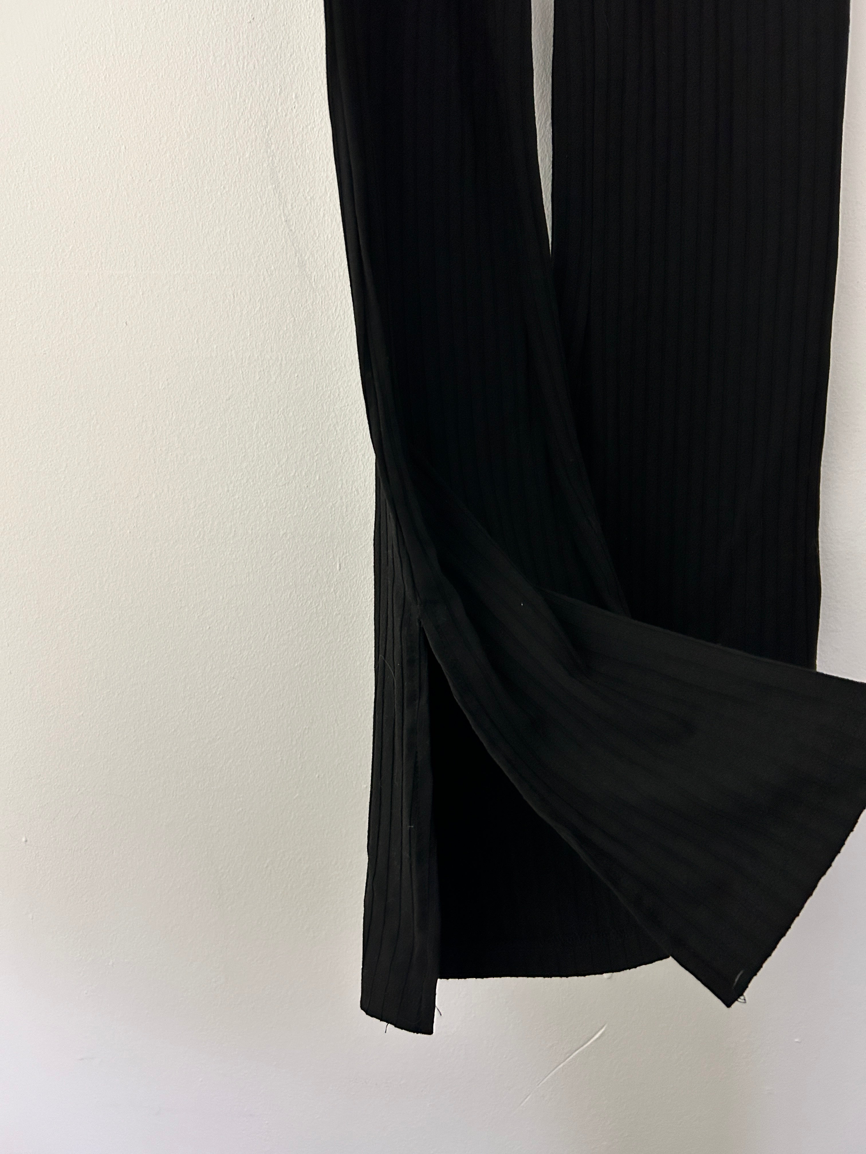 Pantalon noir plissé à jambe évasée