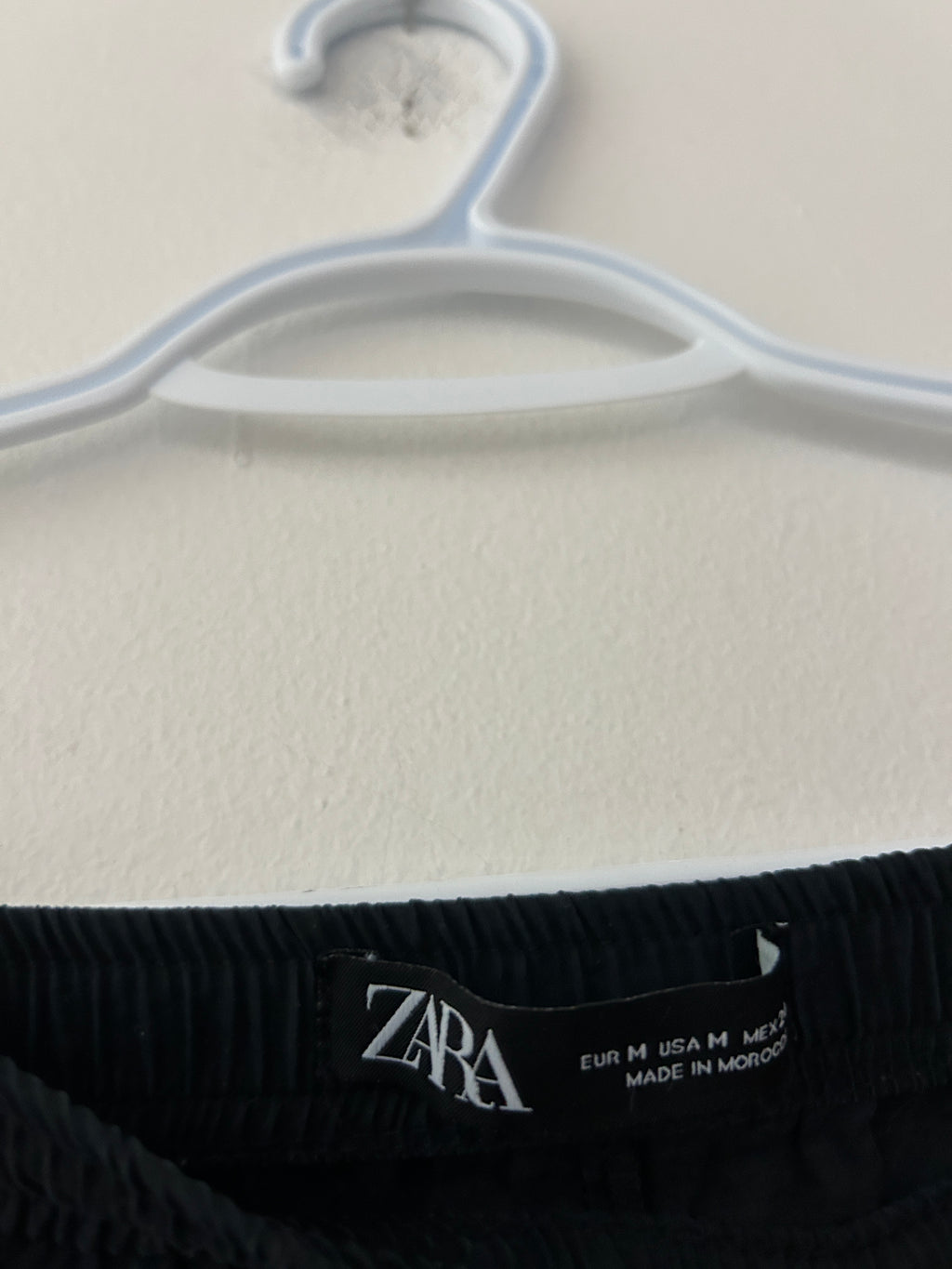 Pantalon noir léger à taille élastique — ZARA