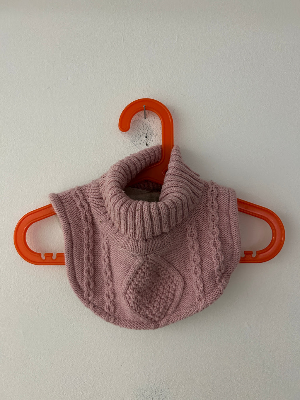 Cache-cou tricoté rose — trois moutons