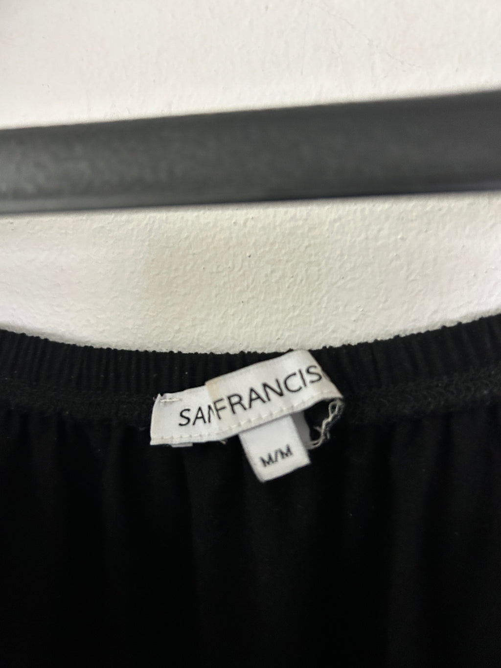 Haut noir à épaules dégagées et boutons — San Francisco