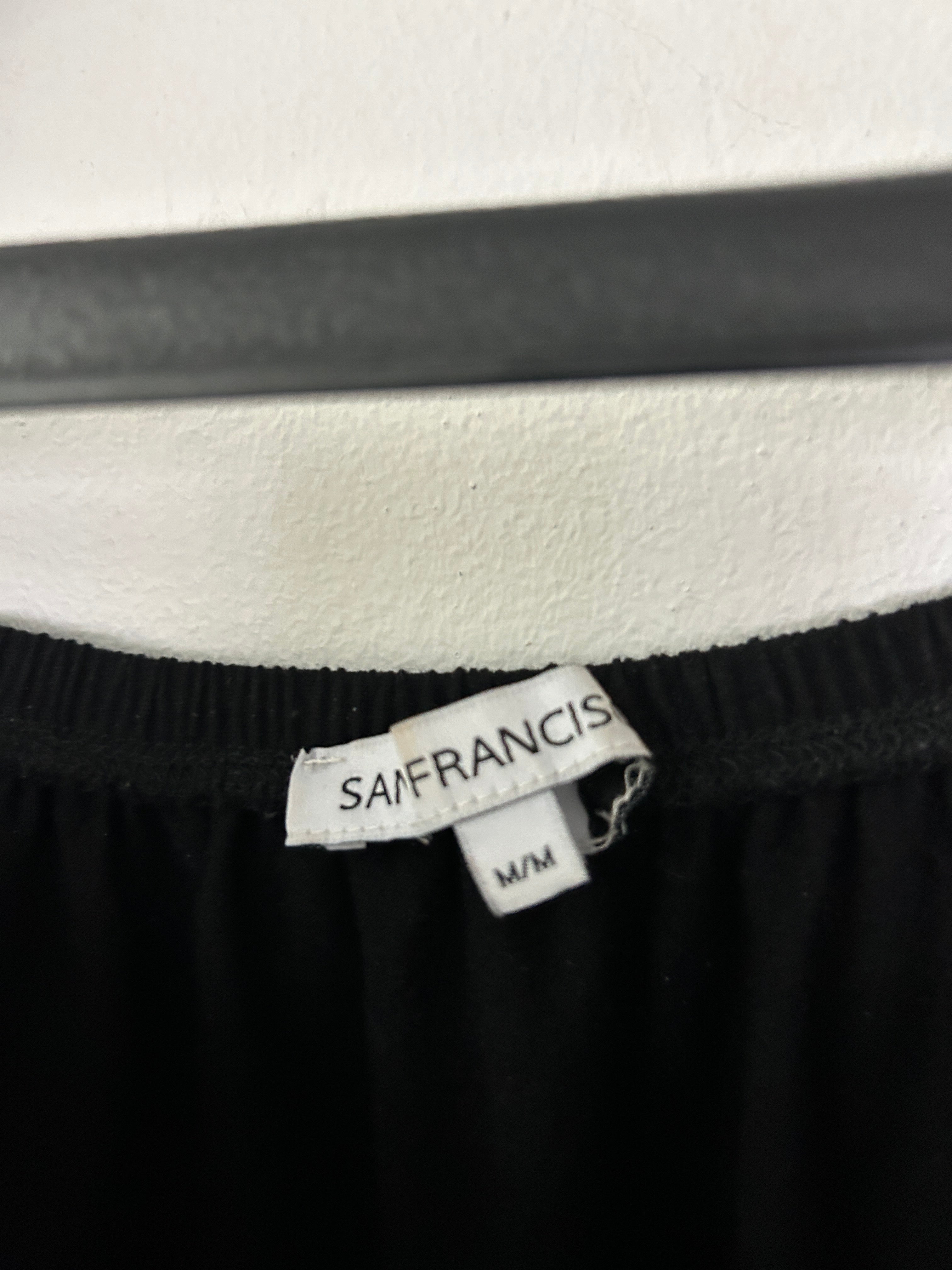 Haut noir à épaules dégagées et boutons — San Francisco