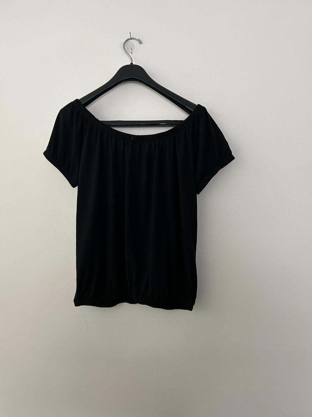 Haut noir à épaules dégagées et boutons — San Francisco