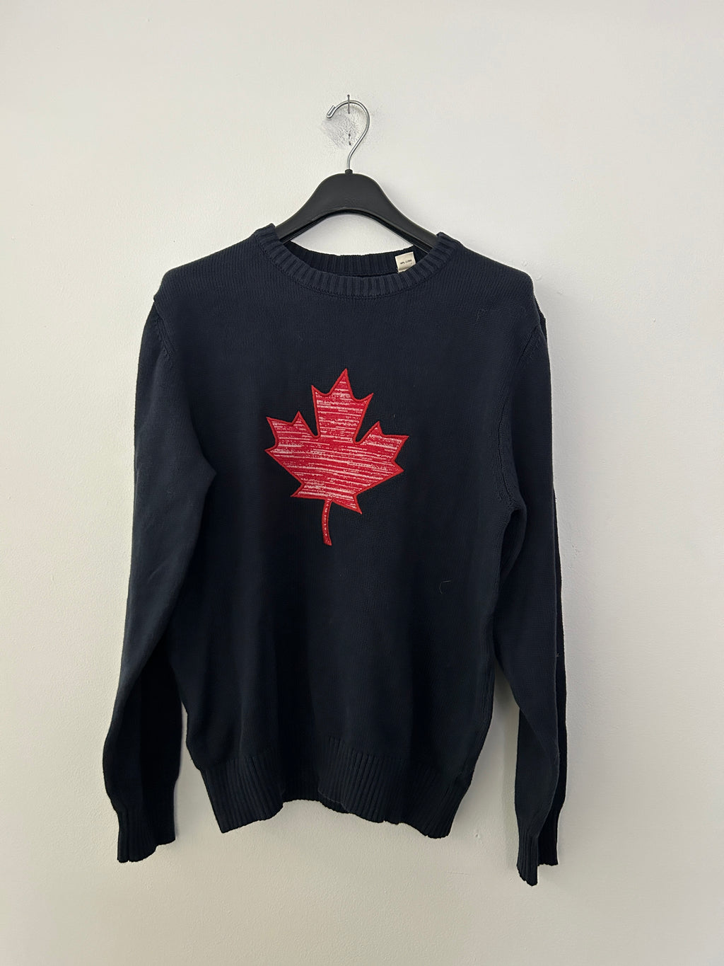 Chandail bleu marine à feuille d’érable — Weatherproof