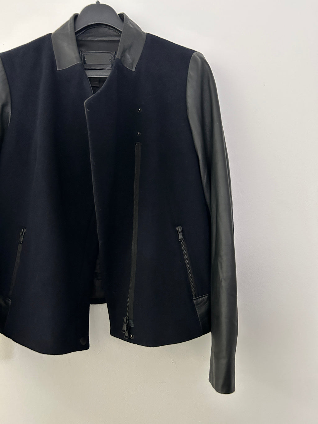 Veste noire à manches en cuir — Danier